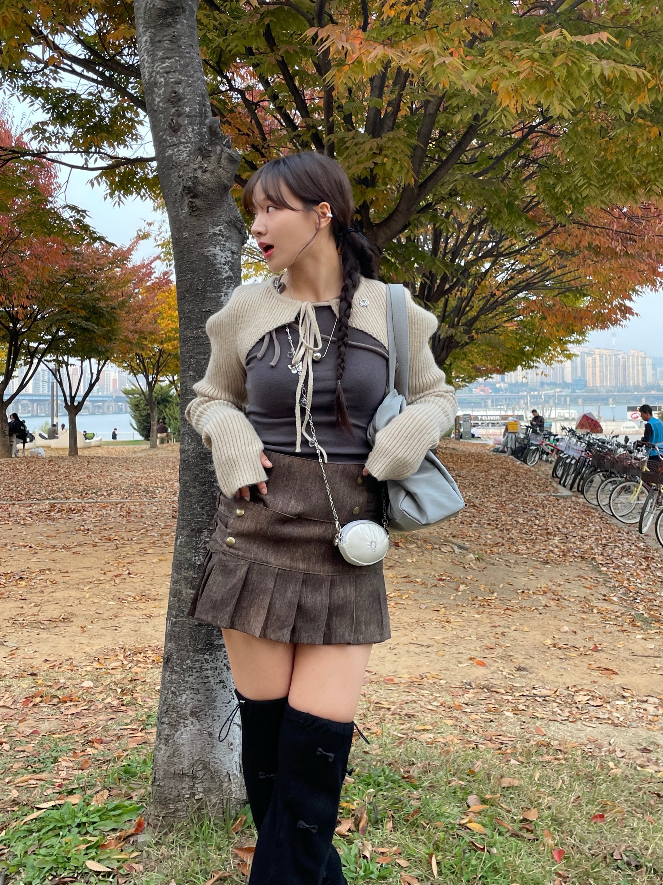 ACOC Lip Large Boston Bag Silver 착용 스타일 - 2