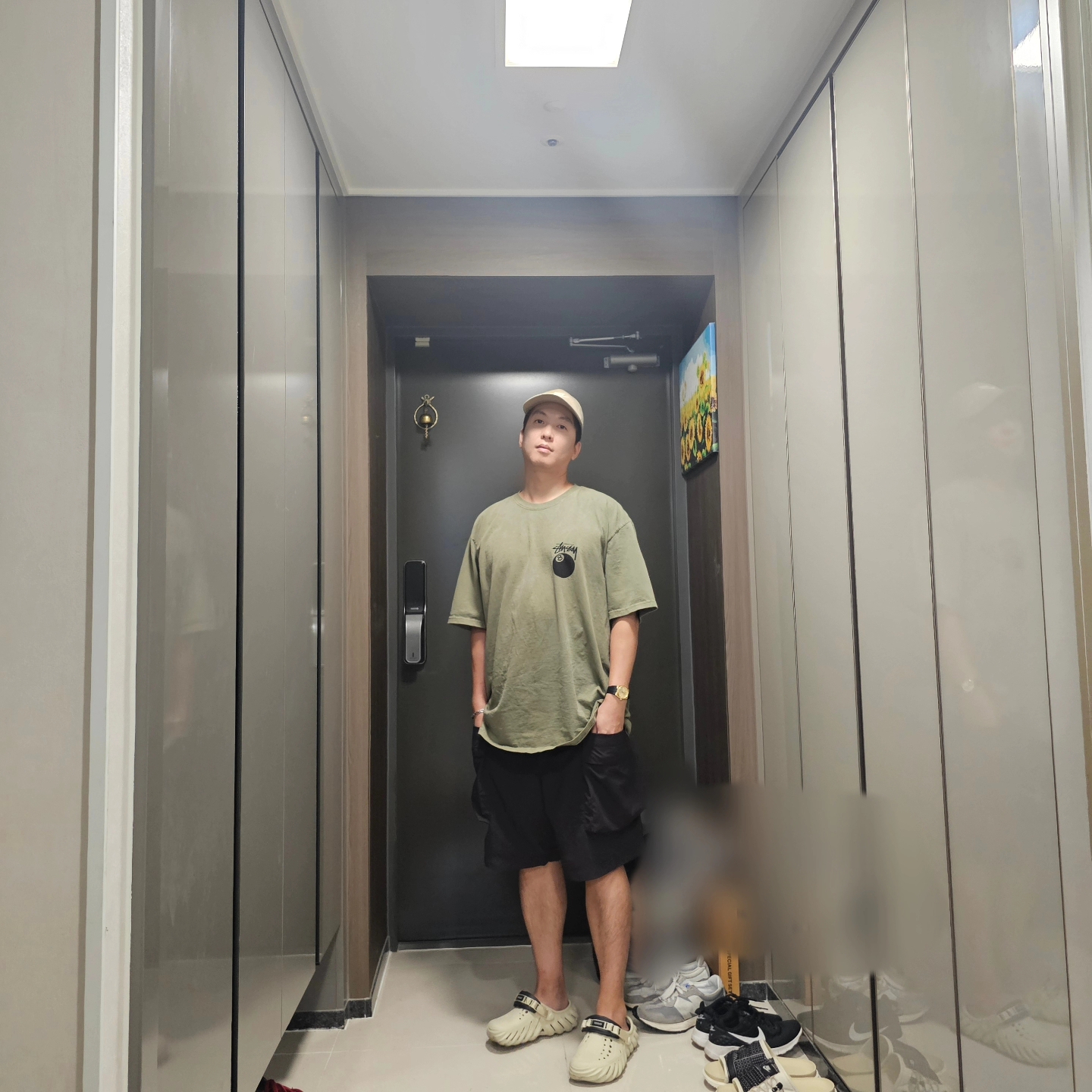 Stussy 8 Ball Pigment Dyed T-Shirt Olive, Crocs Echo Clog Bone Black 착용 스타일 - 1