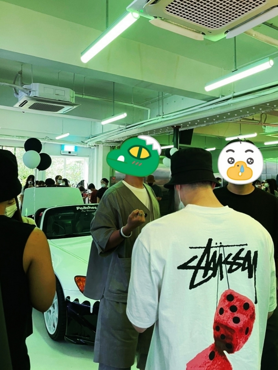 Stussy Fuzzy Dice T-Shirt White 착용 스타일