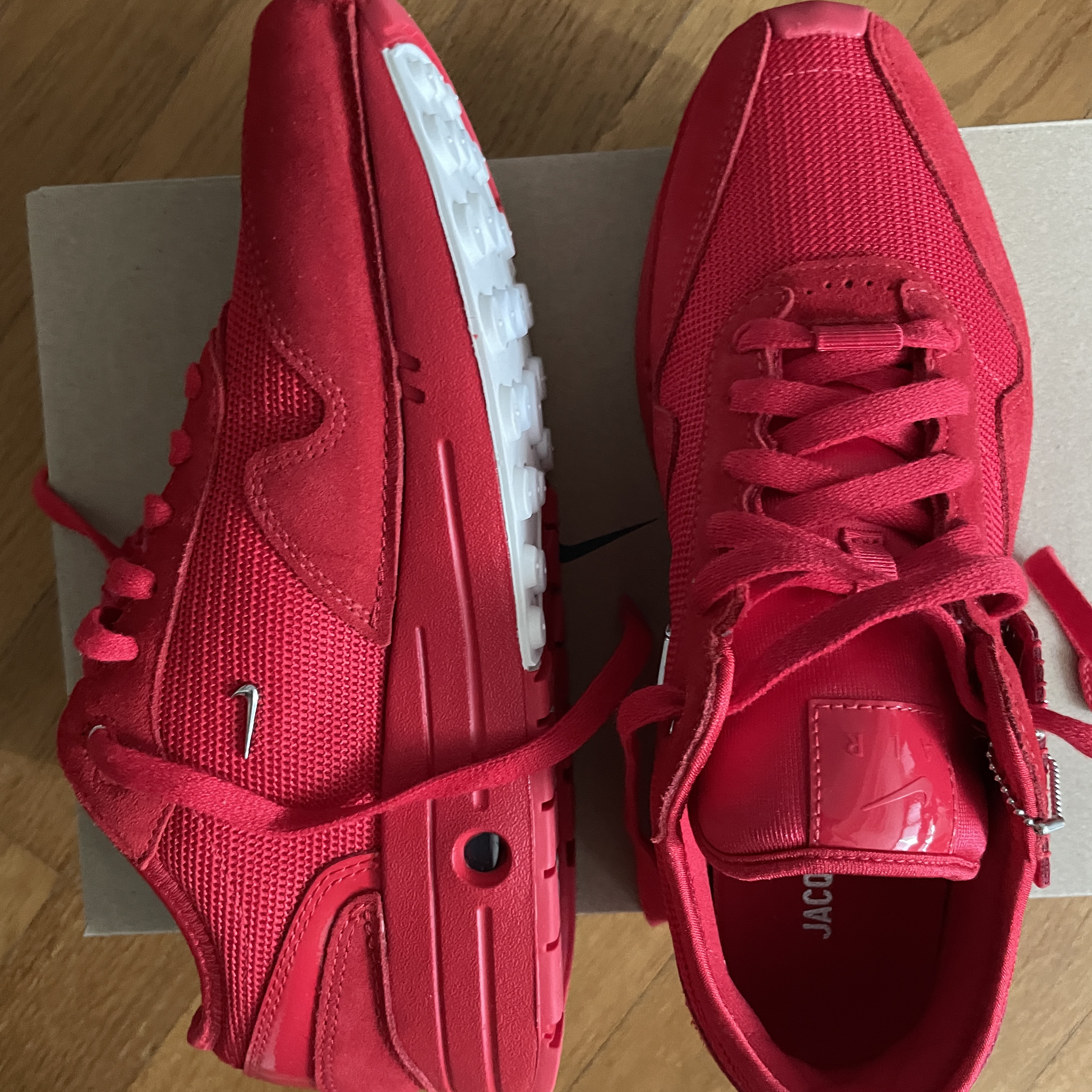 Nike x Jacquemus Air Max 1 '86 University Red and Metallic Silver 착용 스타일 - 1