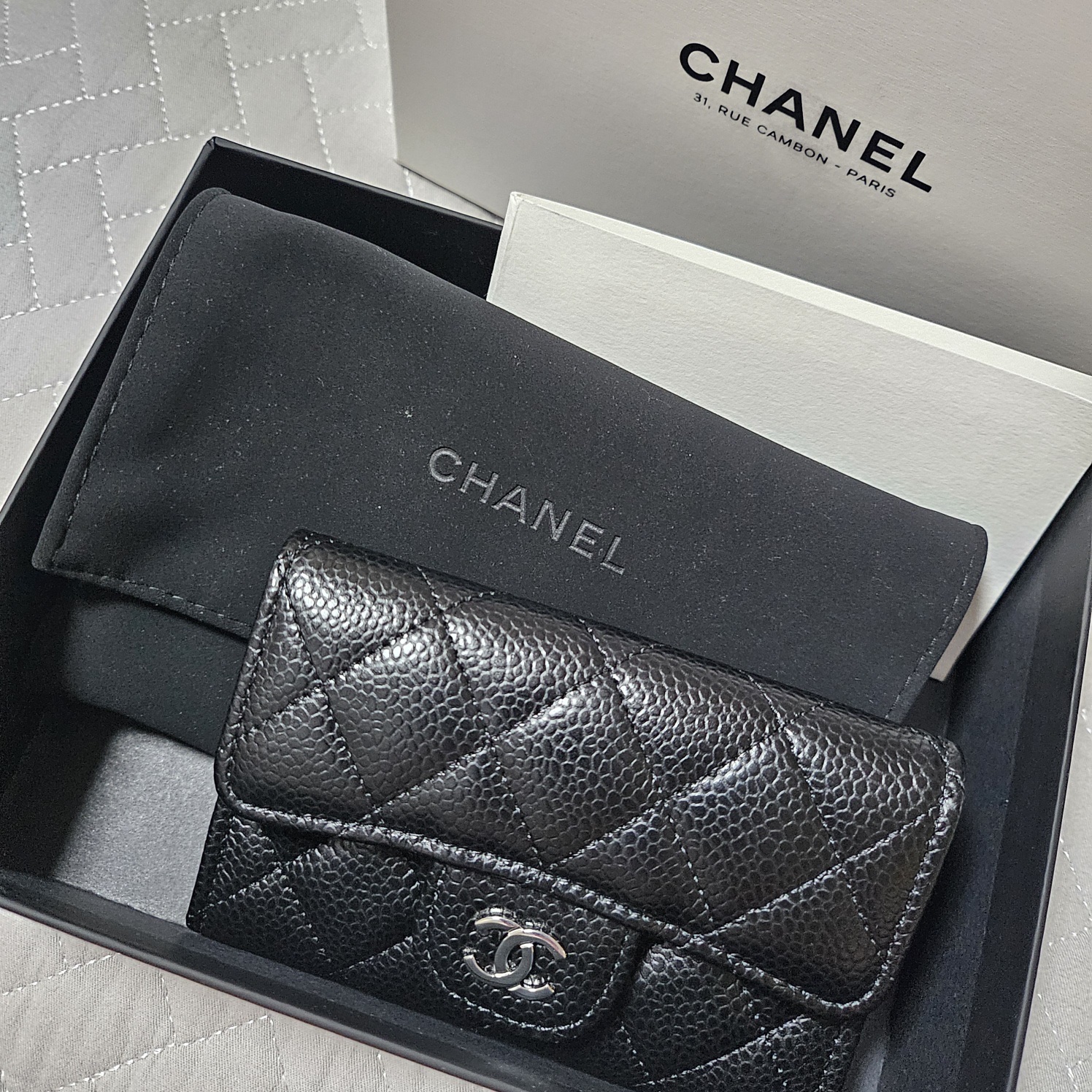 Chanel Classic Card Holder Grained Calfskin & Silver Black 착용 스타일 - 1