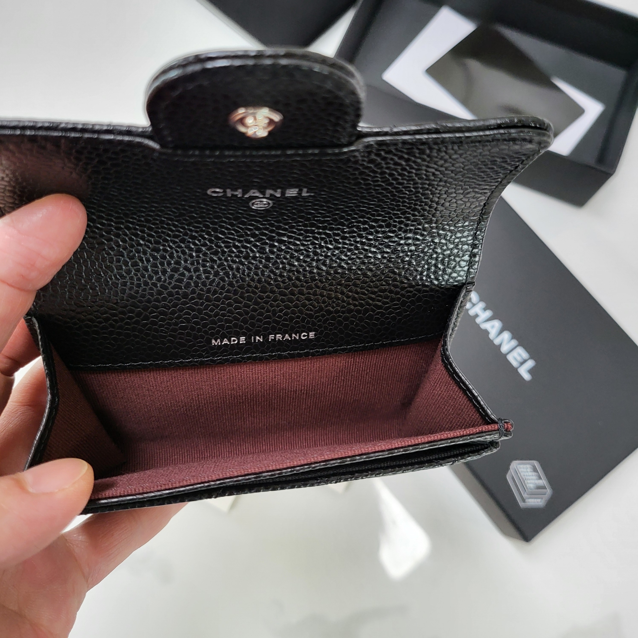 Chanel Classic Card Holder Grained Calfskin & Silver Black 착용 스타일 - 3
