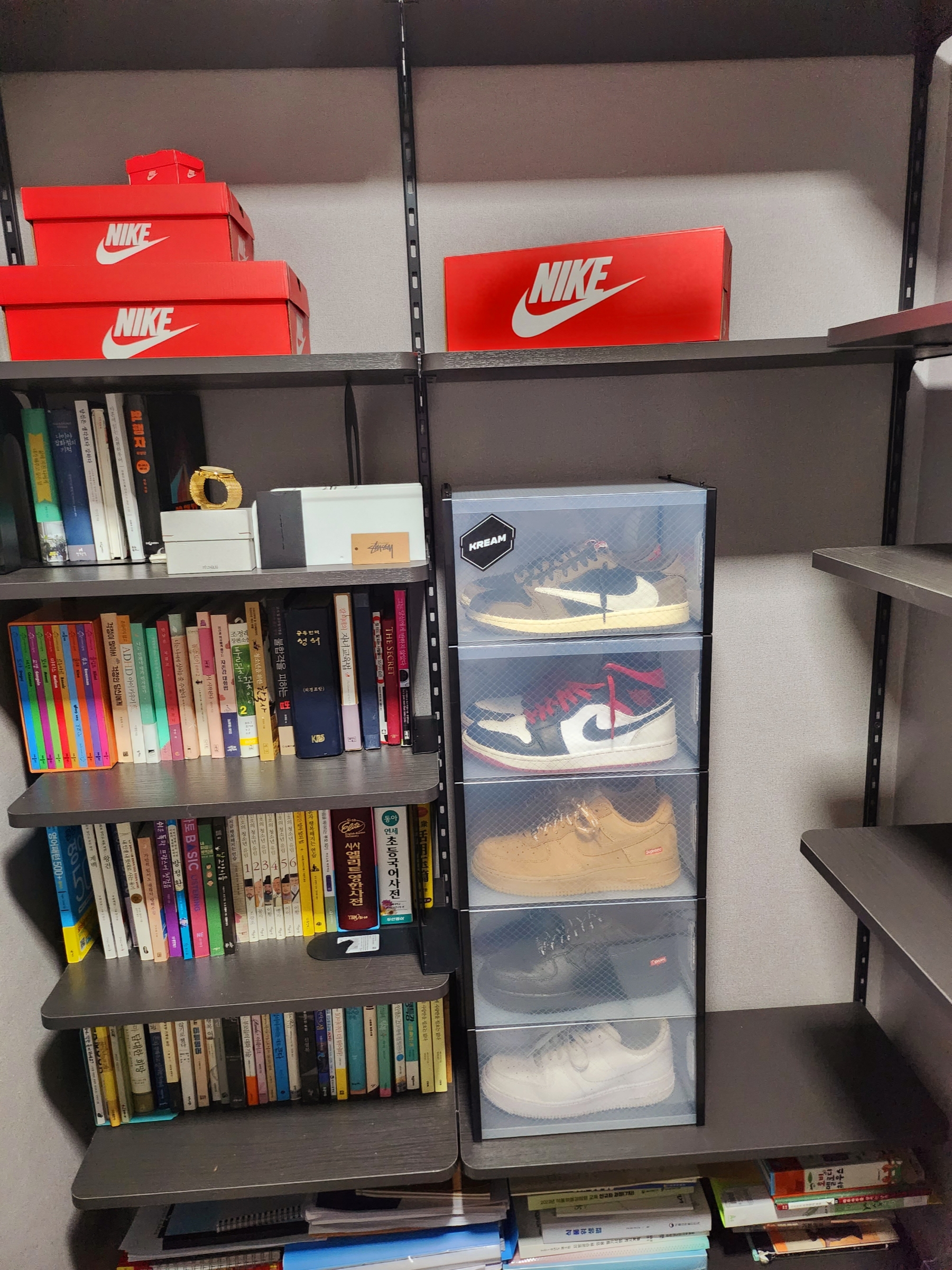 Stussy Basic Stussy T-Shirt Black 2024, 2025, Jordan 1 x Travis Scott Retro Low OG SP Mocha 착용 스타일 - 2