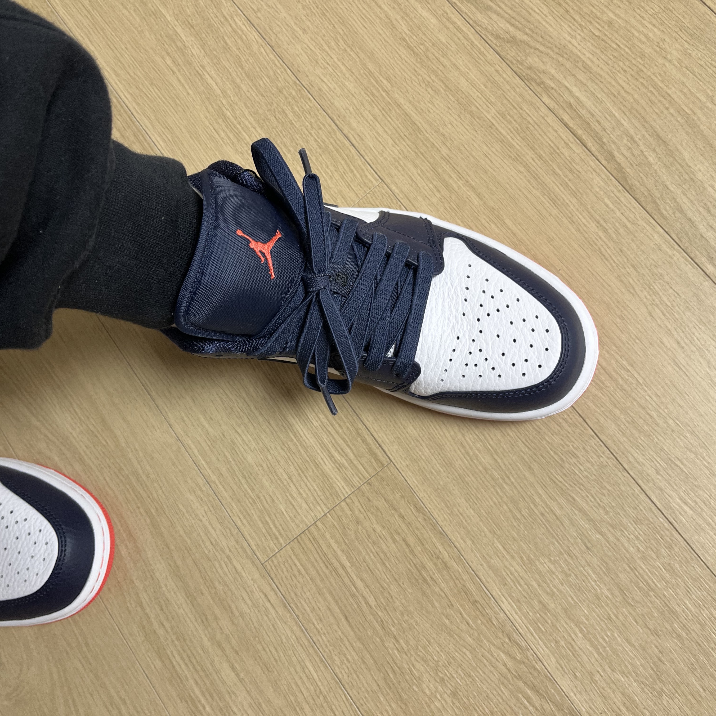 Jordan 1 Low Obsidian Ember Glow 착용 스타일