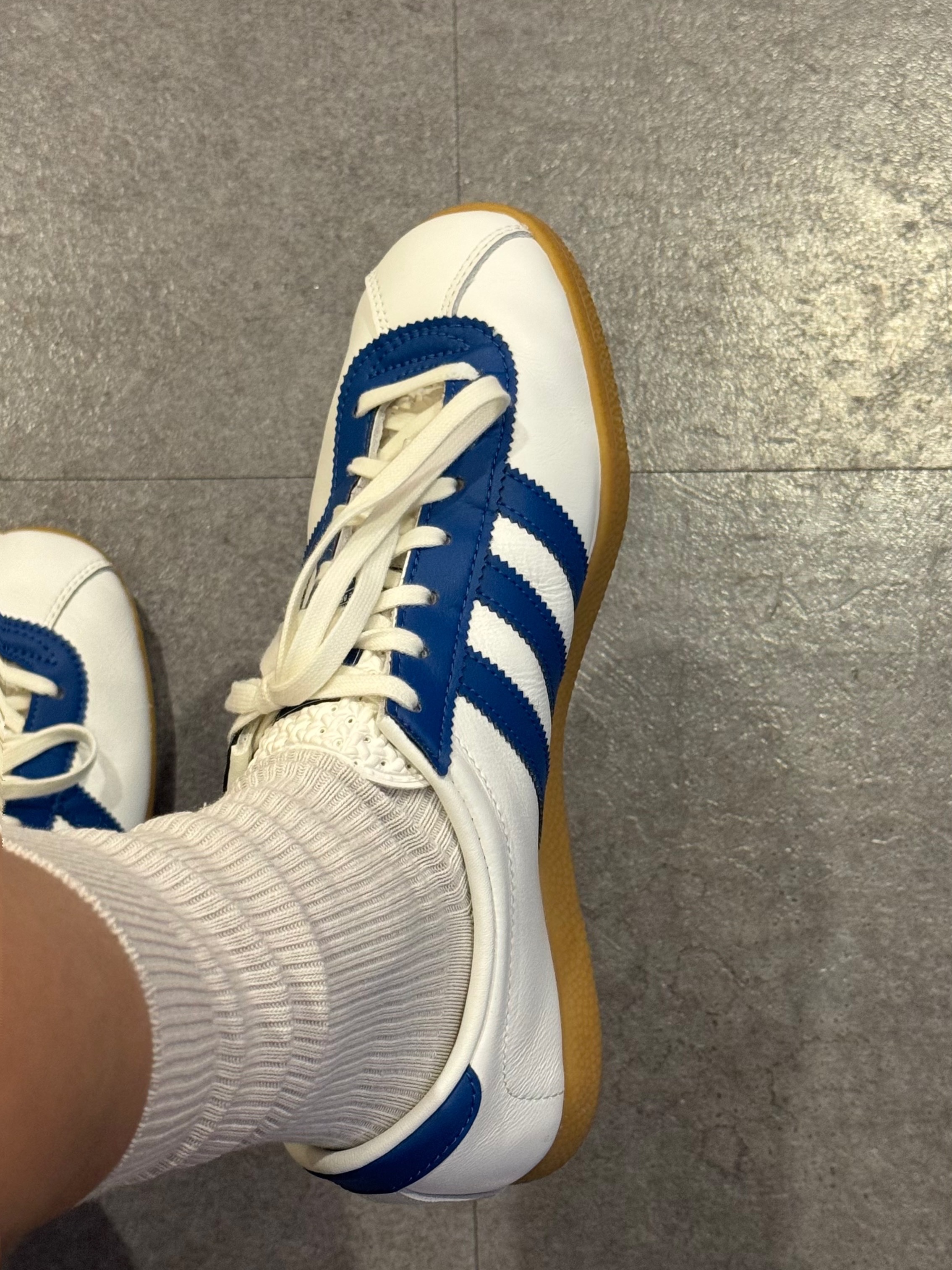Adidas London Core White Dark Marine 착용 스타일
