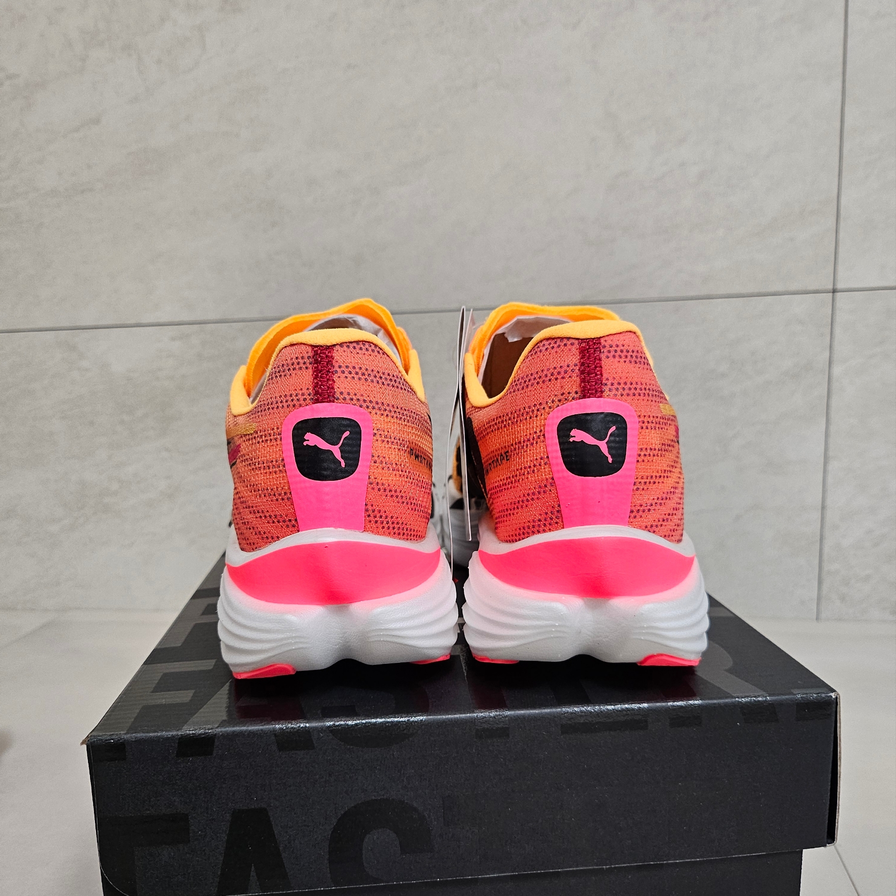 Puma Deviate Nitro Elite 3 Fire Sun Stream Sunset Glow 착용 스타일 - 4