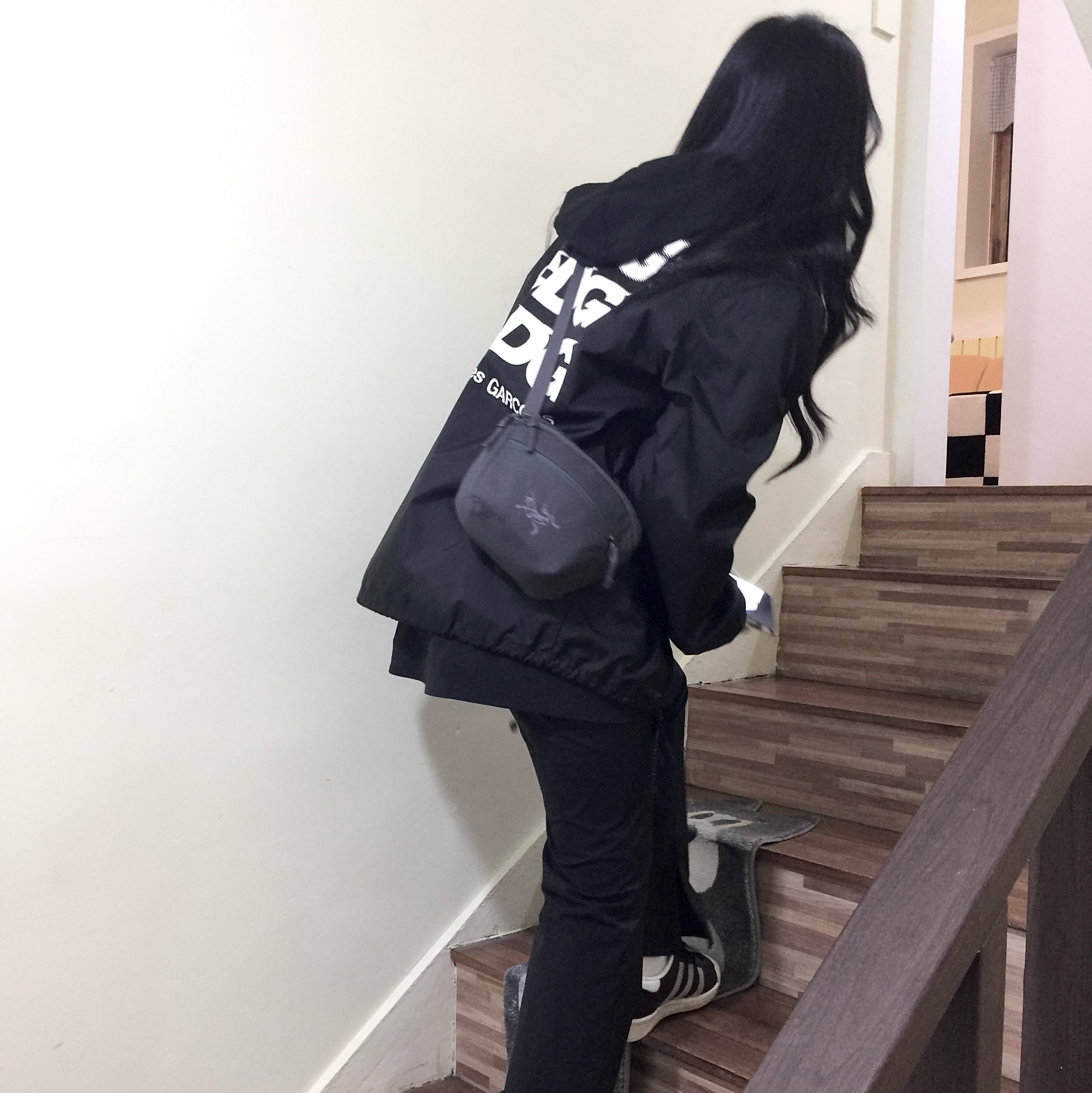 Arc'teryx Mantis 1 Waistpack Graphite, CDG Logo Coach Jacket Black 착용 스타일