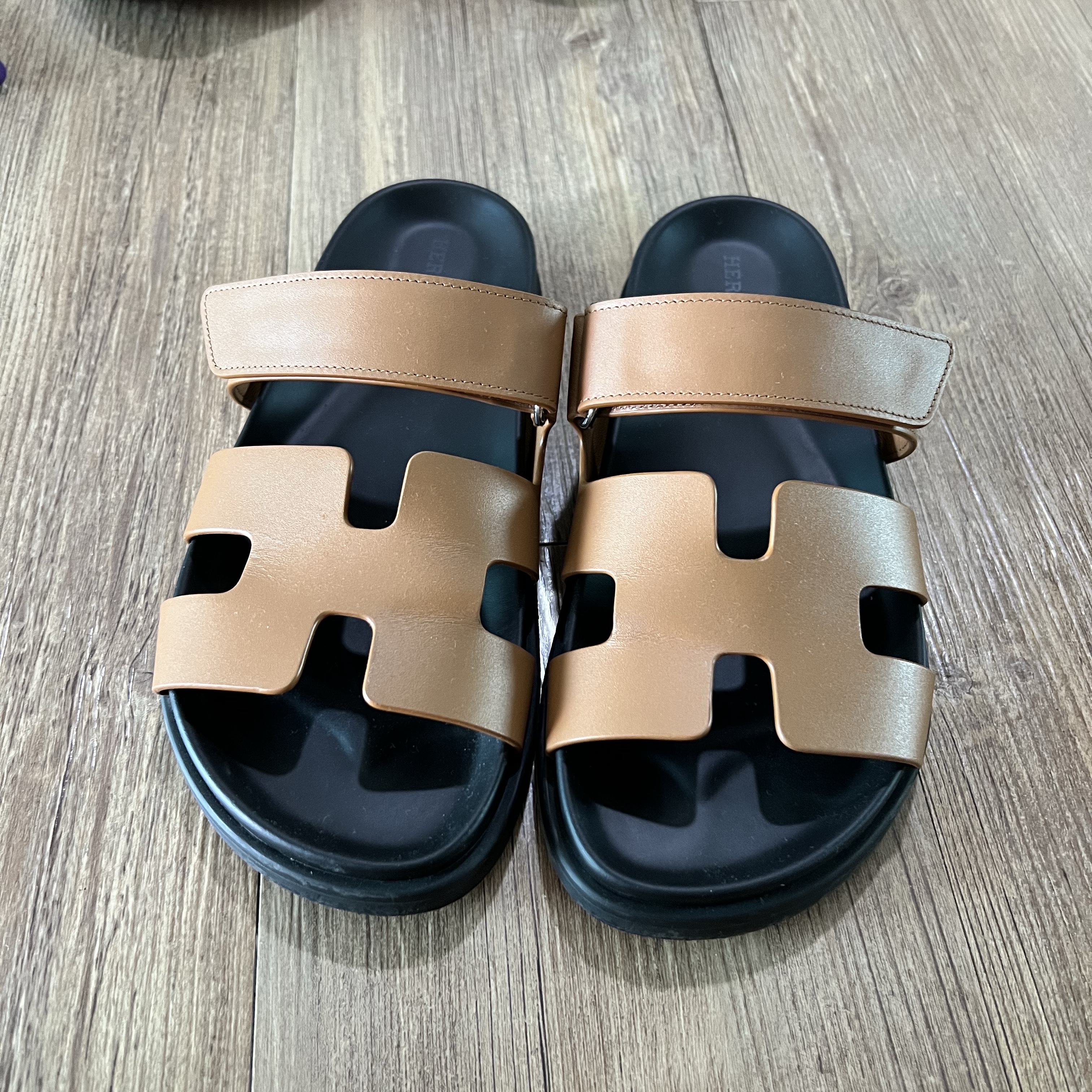 (W) Hermes Chypre Sandal Calfskin & Naturel 착용 스타일 - 6