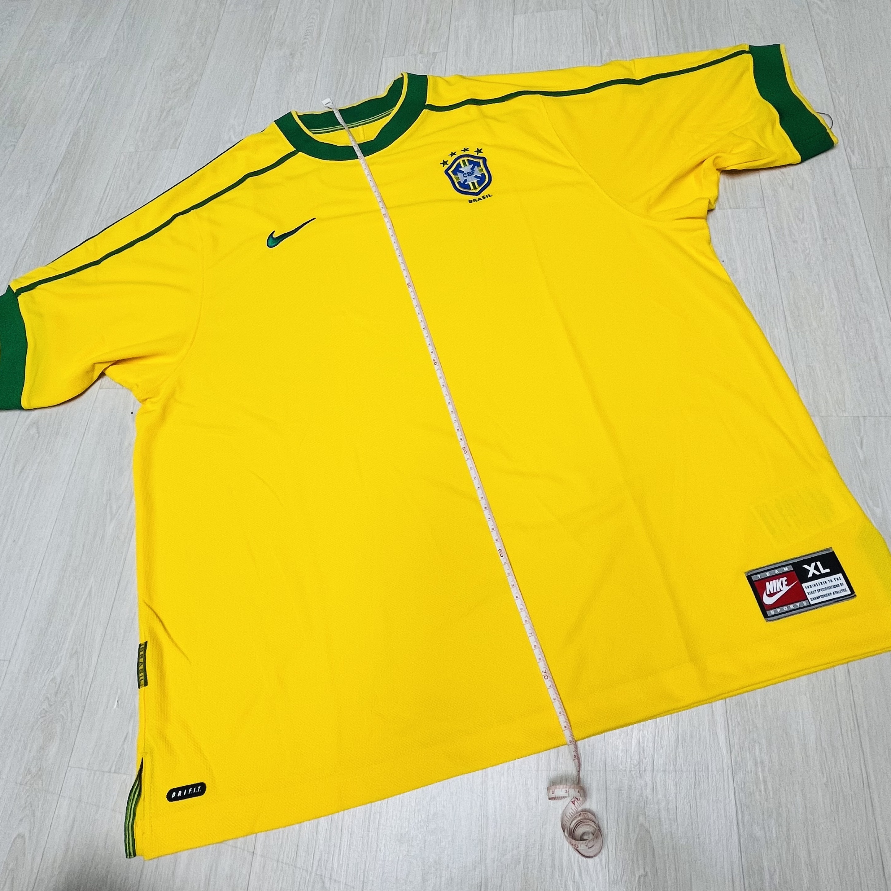 Nike Brazil 1998 Reissue Soccer Replica Jersey Varsity Maize (Non Marking Ver.) 착용 스타일 - 1