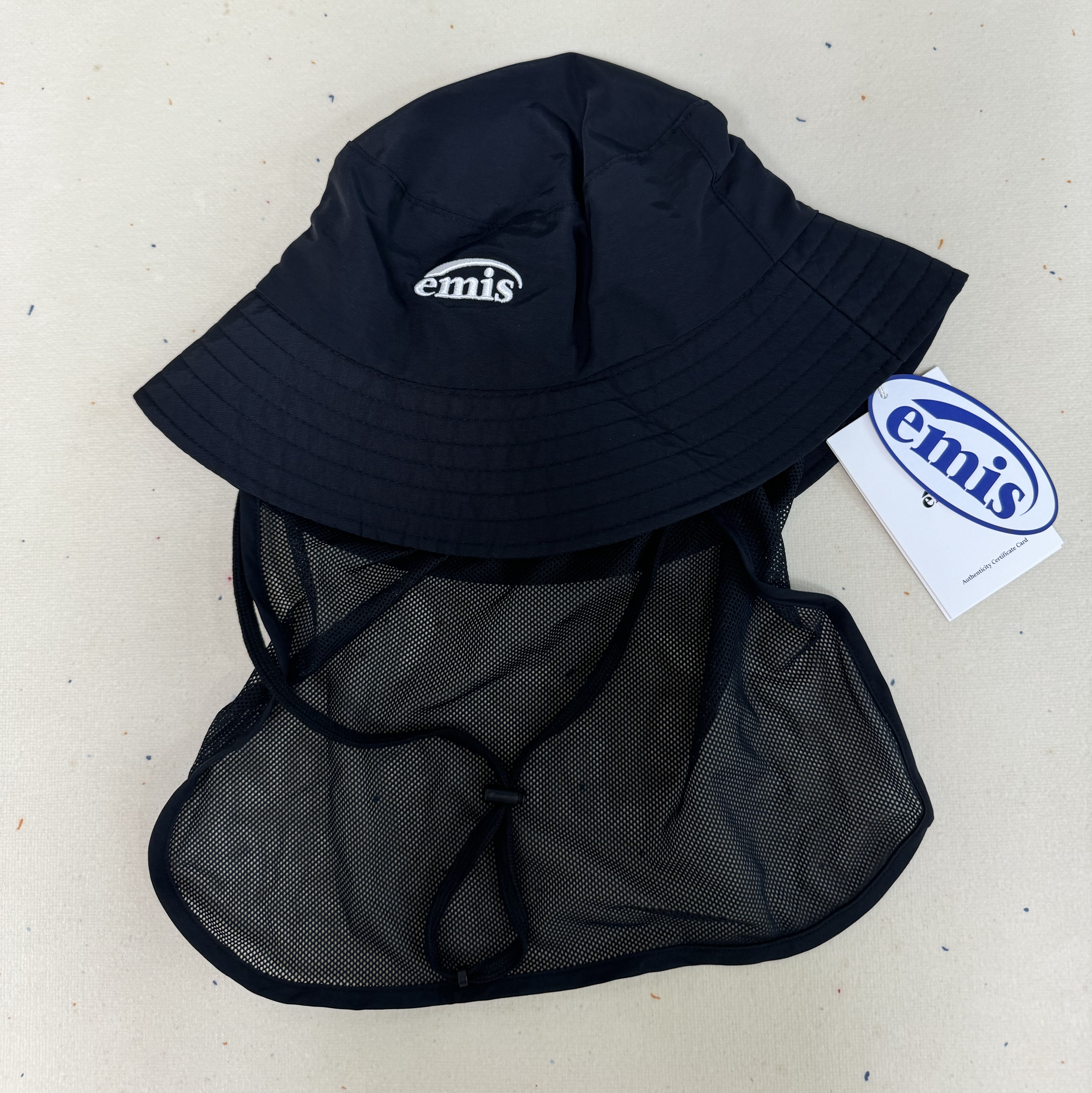 Emis Sun Shade Bucket Hat Black 착용 스타일