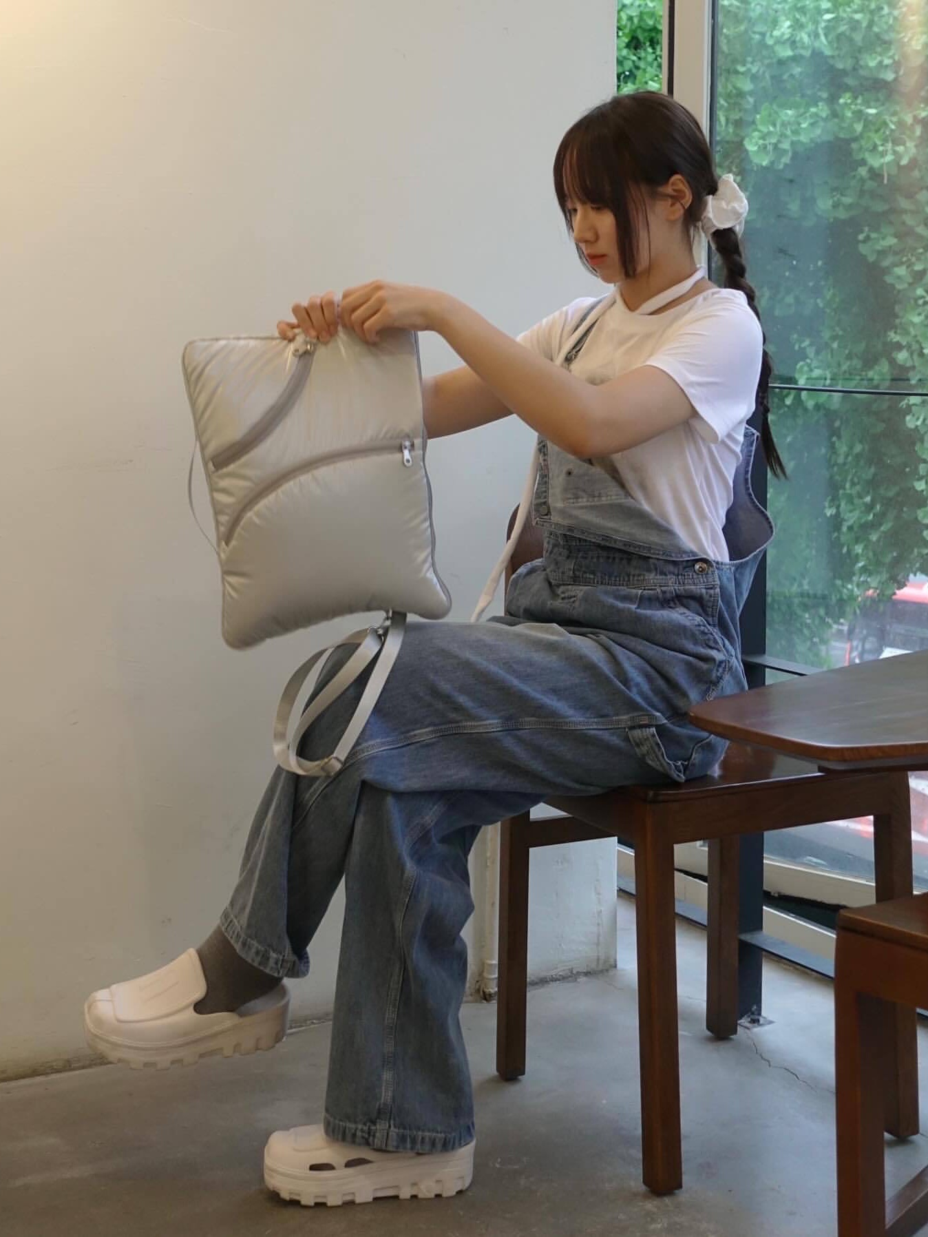ACOC Lake 16" Laptop Clutch Silver 착용 스타일 - 3