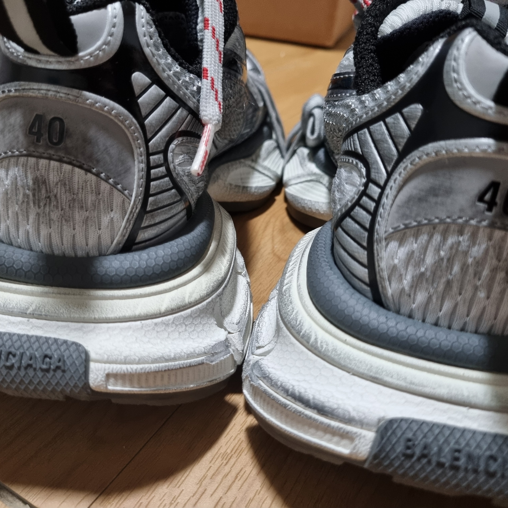Balenciaga 3XL Sneakers Grey White Red 착용 스타일 - 1
