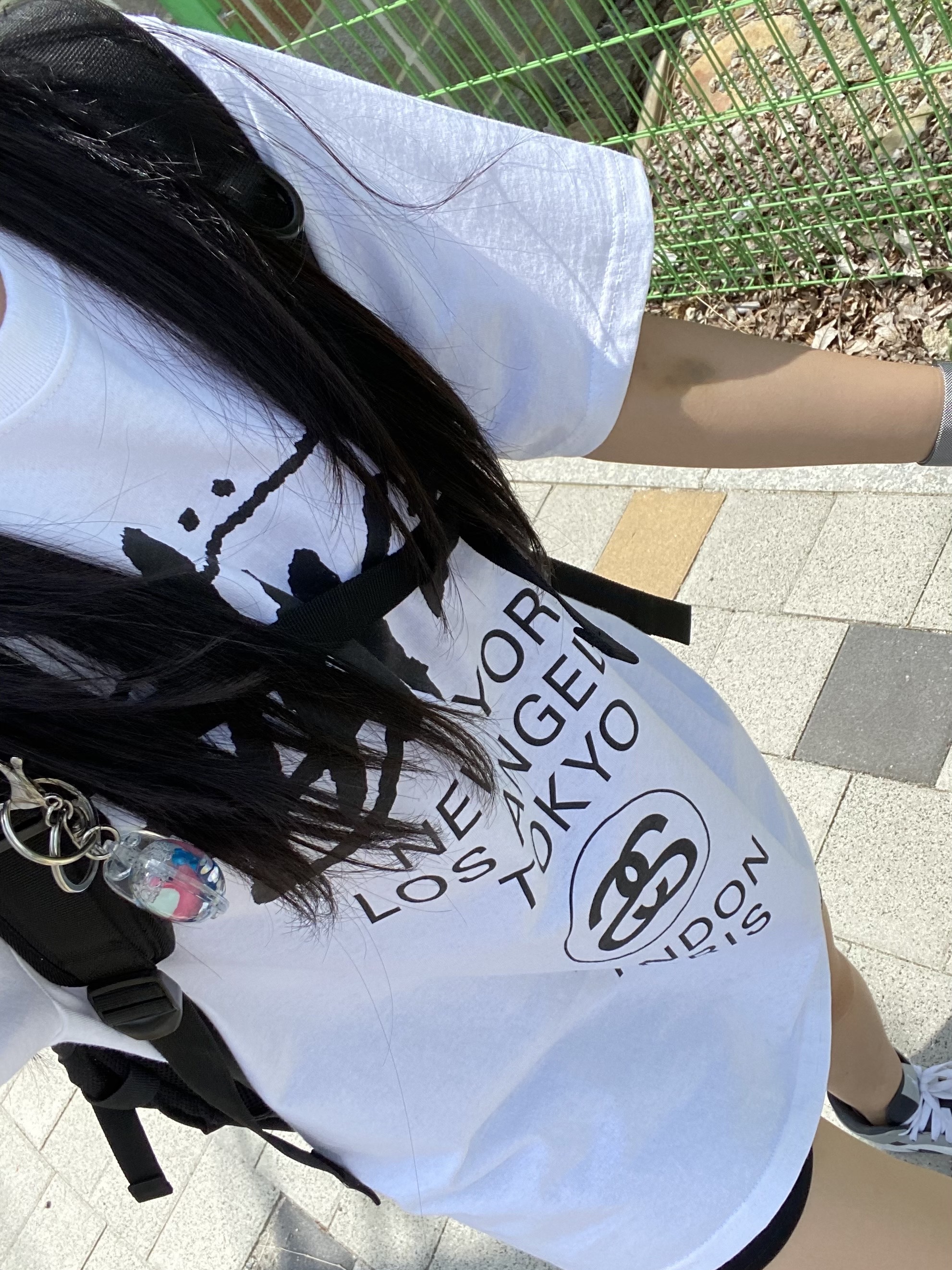 Stussy World Tour T-Shirt White 2023, Jordan 1 Mid Light Smoke Grey Anthracite 착용 스타일 - 3