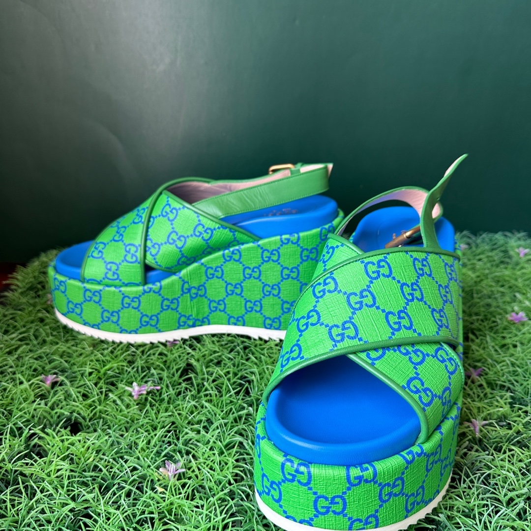 (W) Gucci GG Supreme Platform Sandal Green Blue 착용 스타일