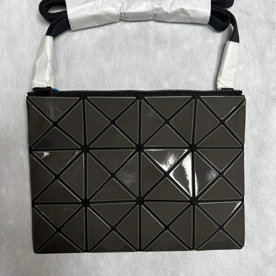 Bao Bao Issey Miyake Lucent W Color Crossbody Bag Light Gray 착용 스타일 - 1
