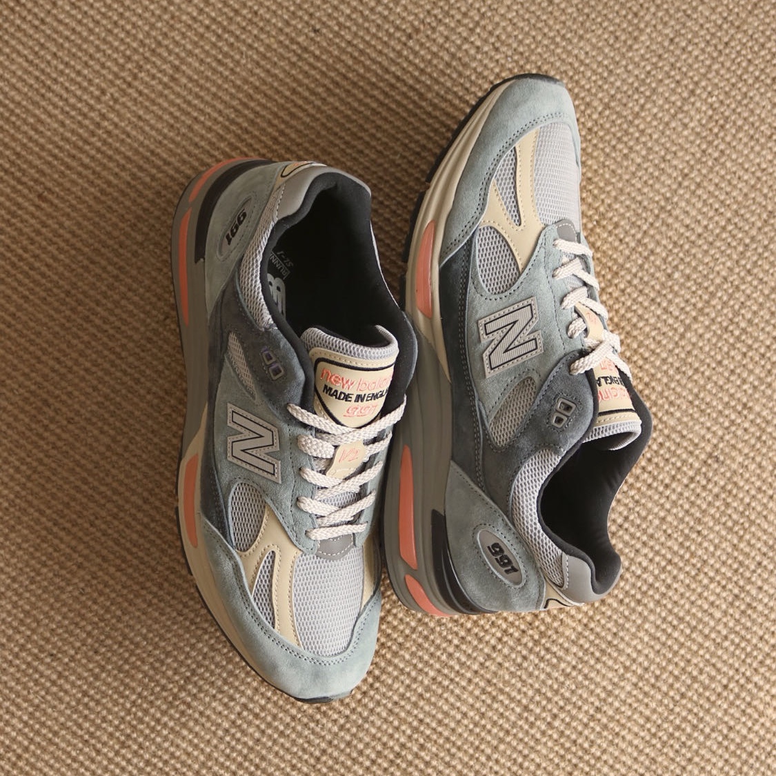 New Balance 991v2 Made in UK Blue Silver 착용 스타일 - 2