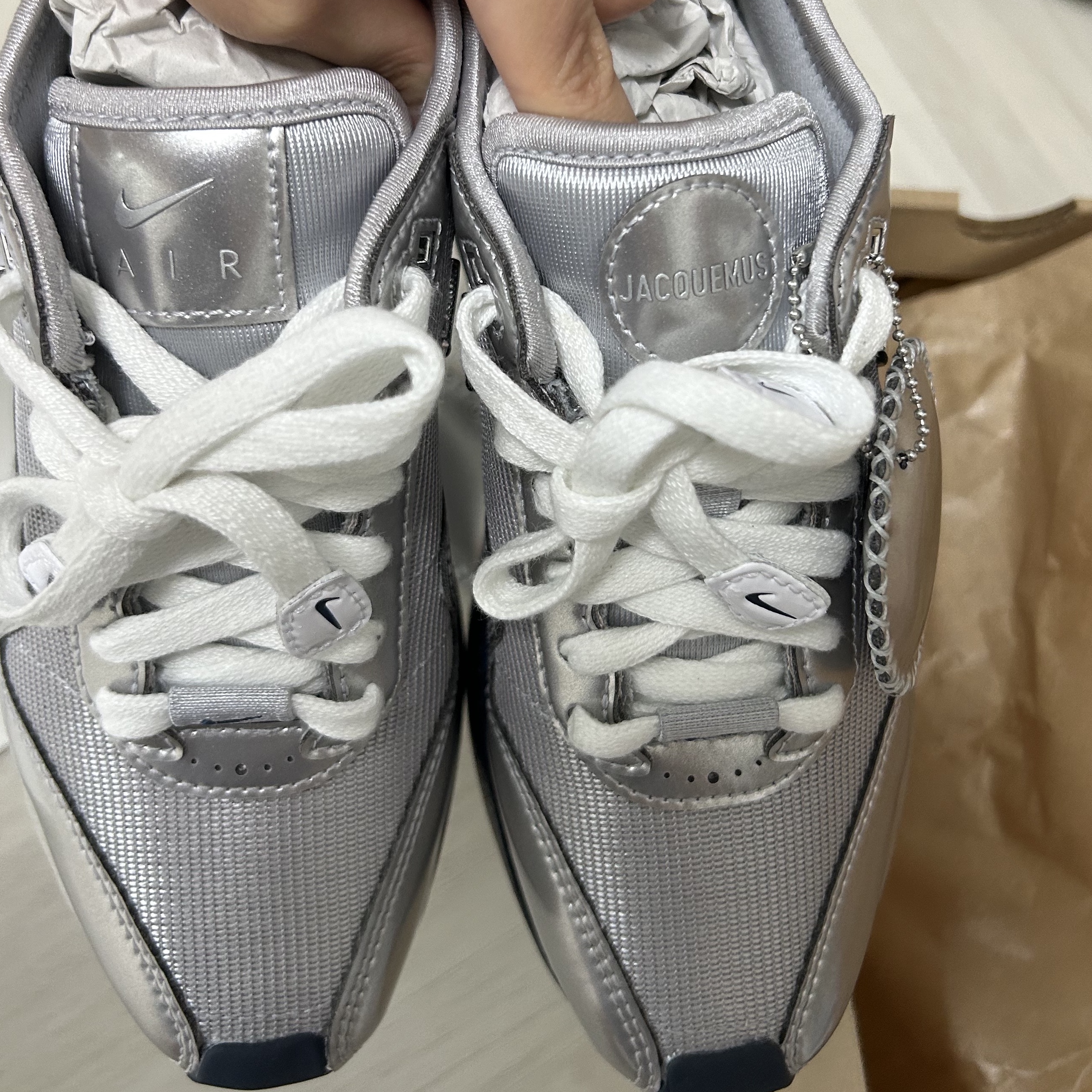 Nike x Jacquemus Air Max 1 '86 Metallic Silver Midnight Navy 착용 스타일 - 2