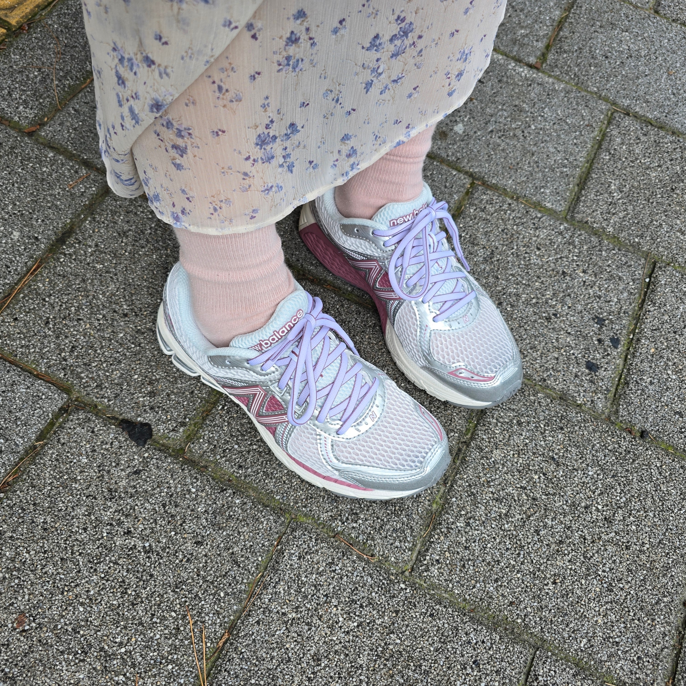 New Balance 860v2 Rosewood Metallic Silver 착용 스타일
