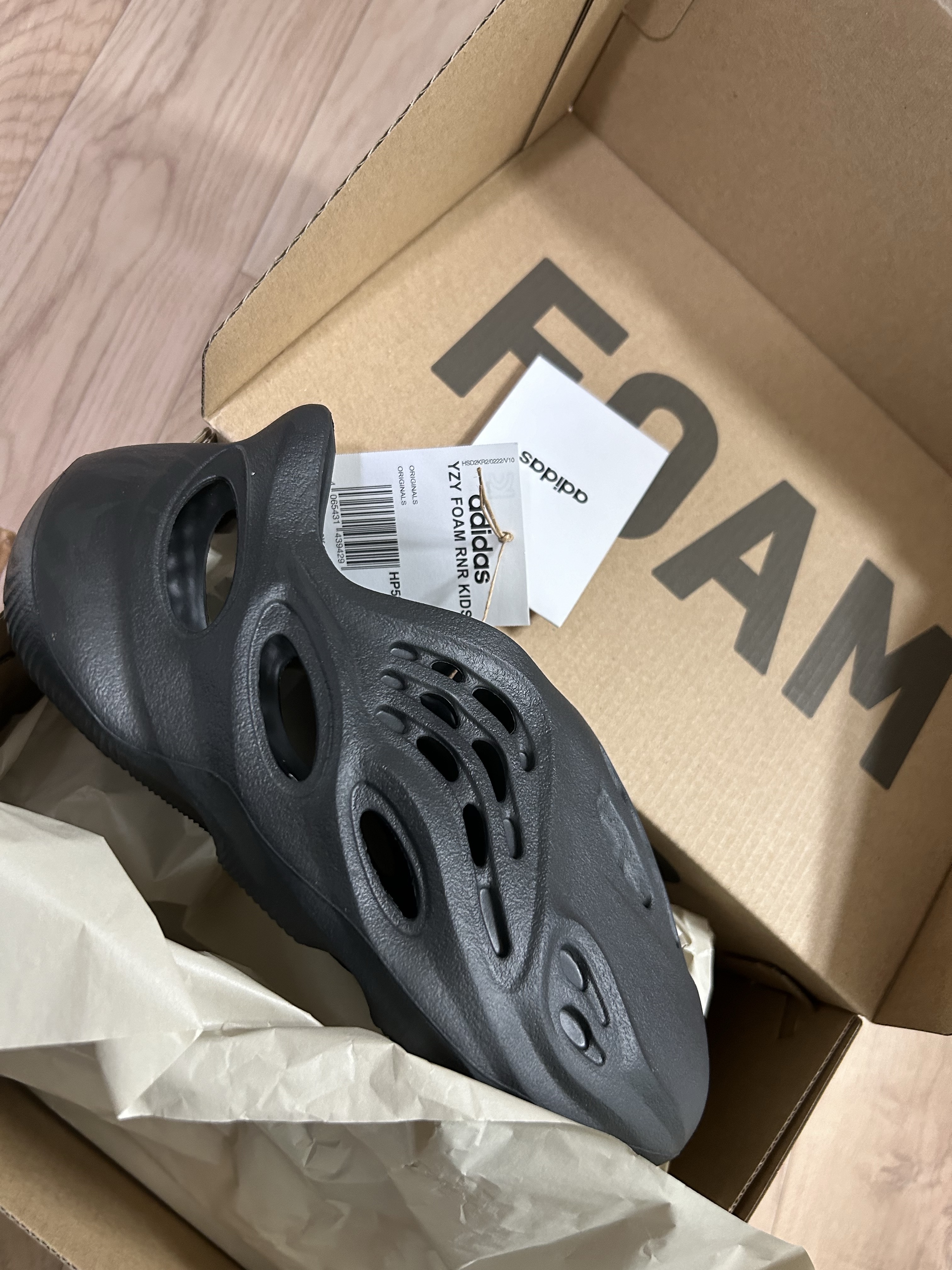 (Kids) Adidas Yeezy Foam RNNR Onyx 착용 스타일