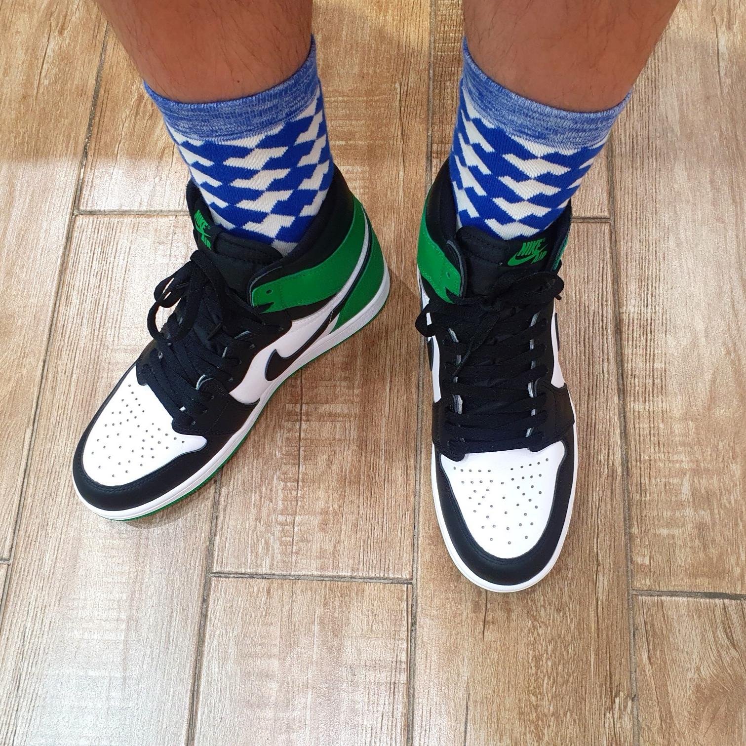 Jordan 1 Retro High OG Black and Lucky Green 착용 스타일 - 4