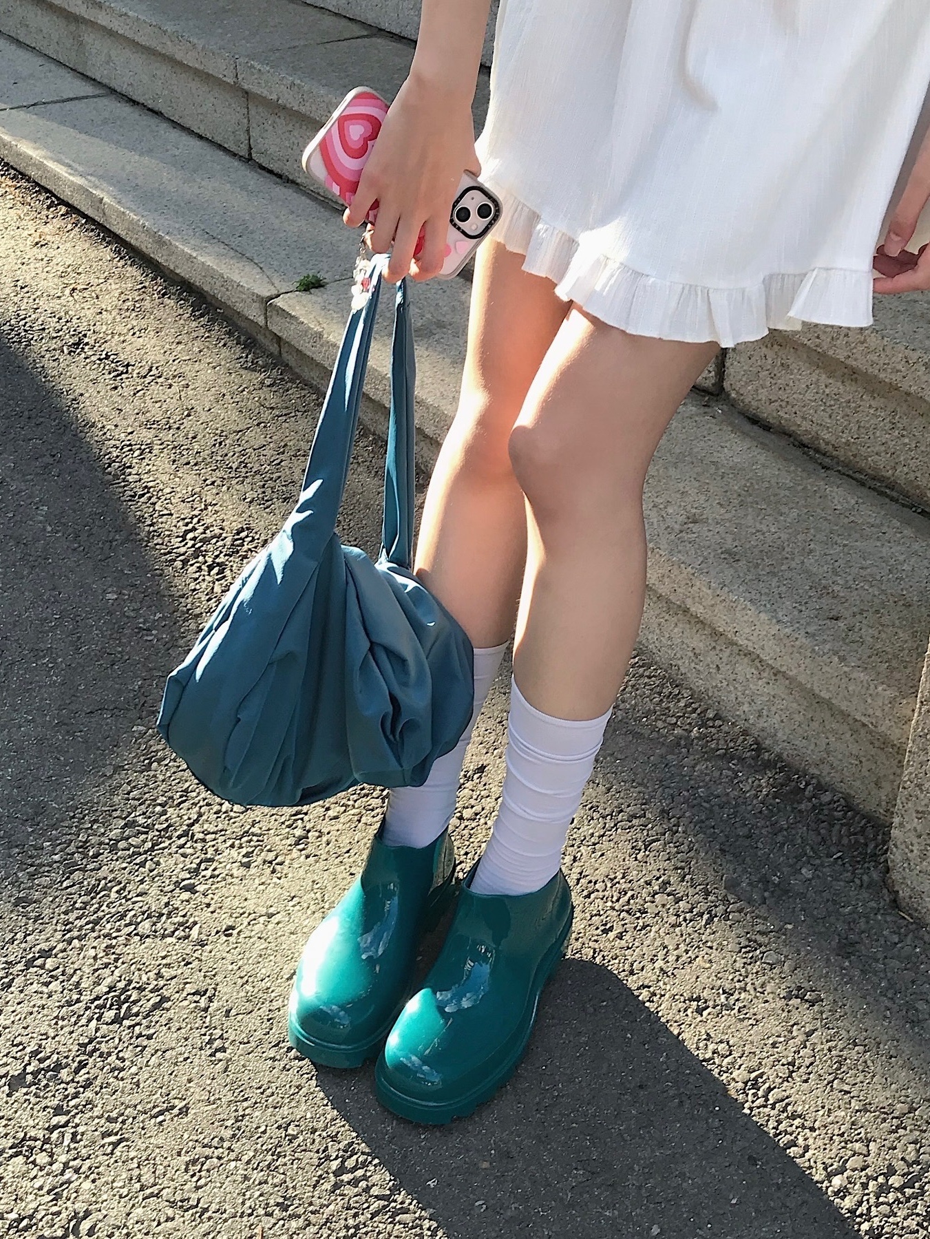 ACOC Blooming Hobo Bag Deeb Blue 착용 스타일 - 5
