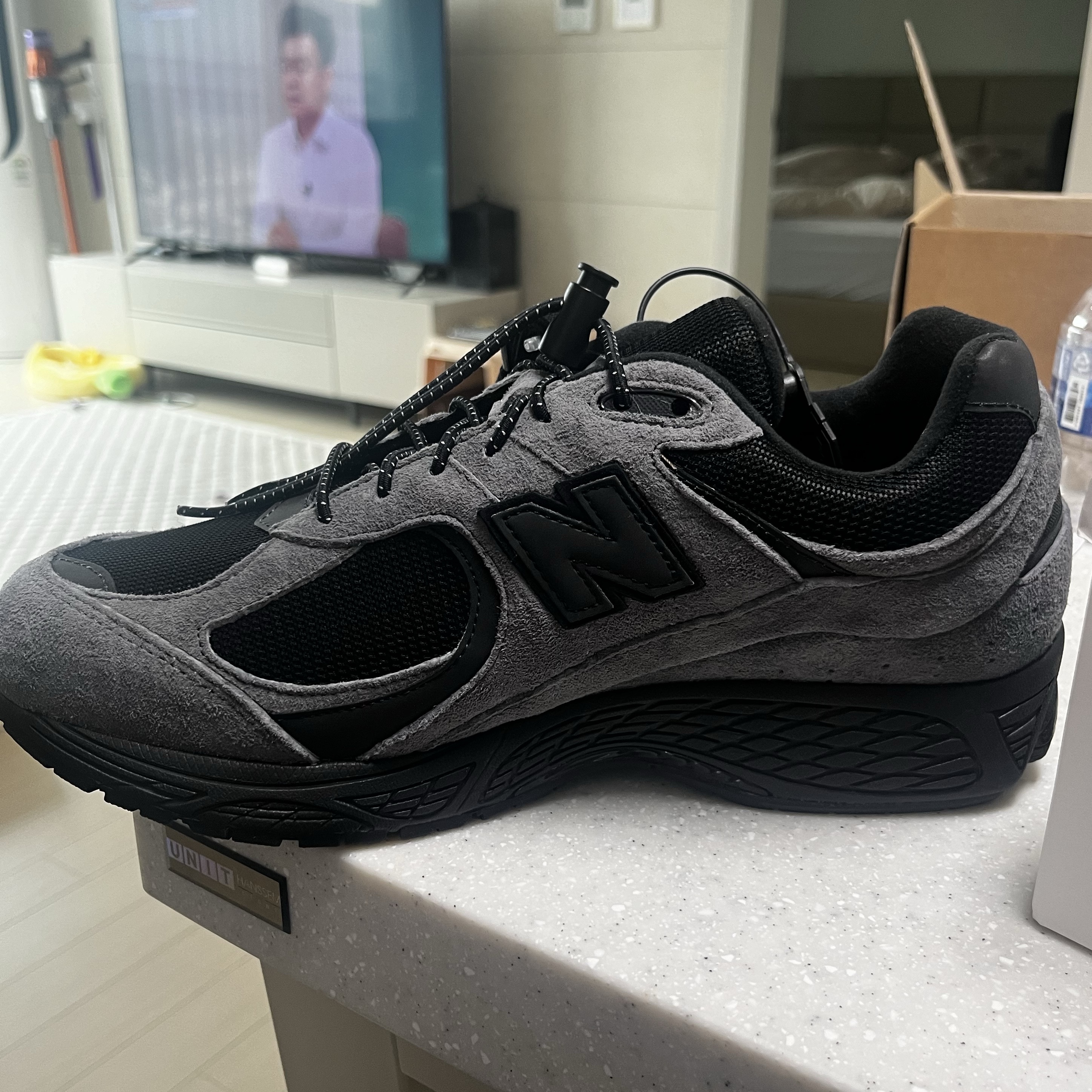 New Balance x JJJJound 2002R Gore-Tex Charcoal 착용 스타일 - 3