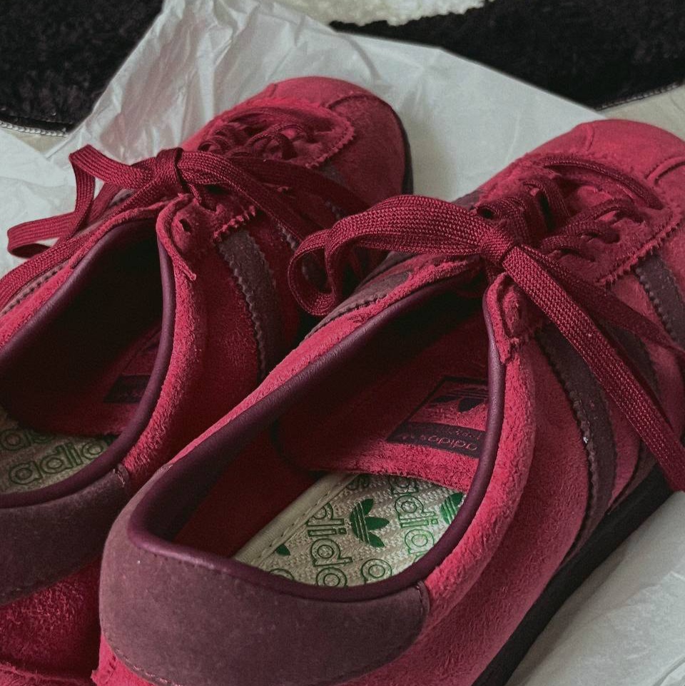 Adidas Tobacco Gruen Collegiate Burgundy 착용 스타일