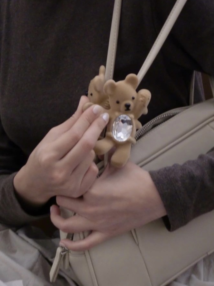 Yvmin Greeting Flocked Bear Hair Clip Brown Left - 24FW 착용 스타일 - 5