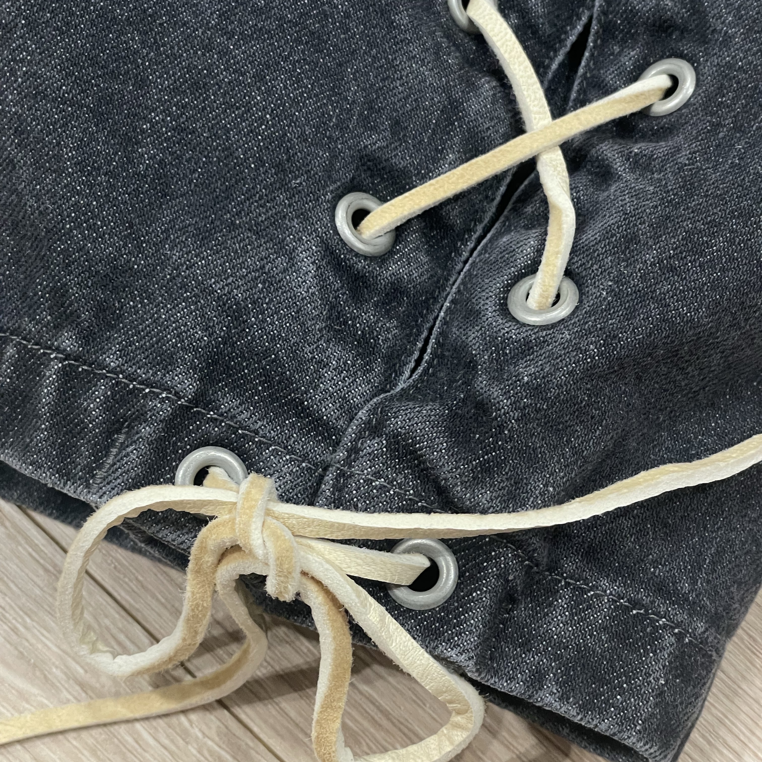 Kapital 14 oz. Black Denim Easy Ranch GO Shorts Black, New Balance 992 Made in USA Navy 착용 스타일 - 2