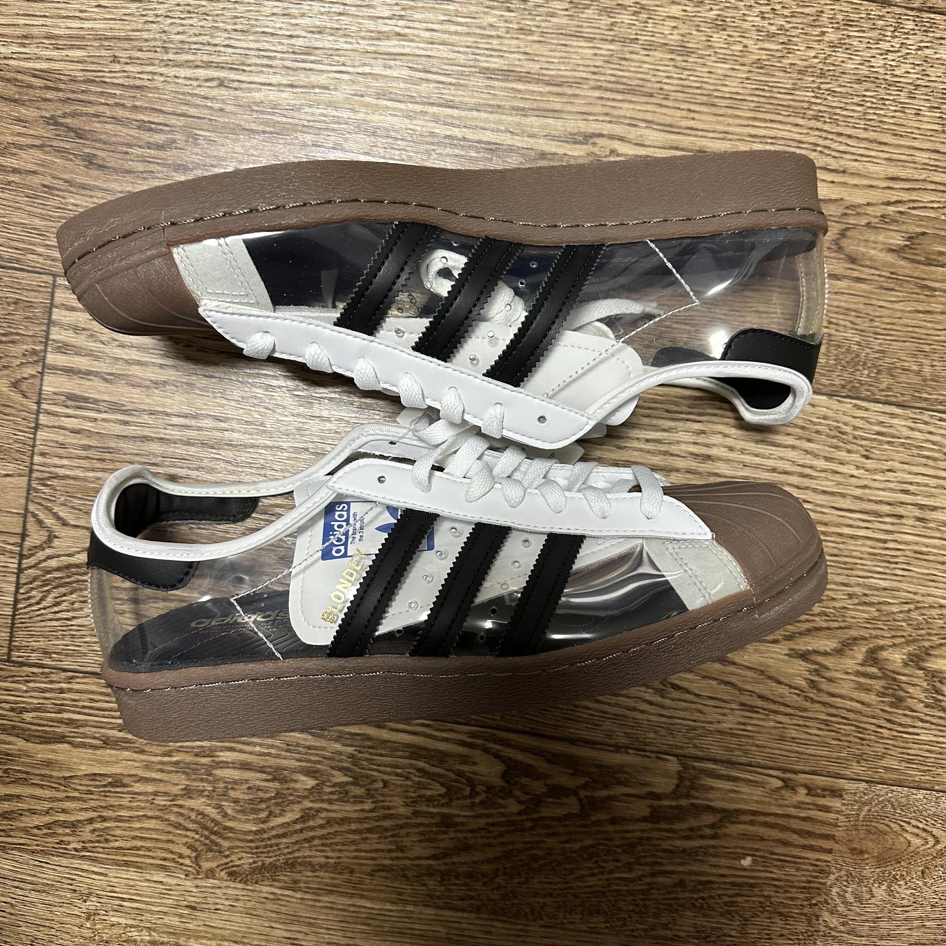 Adidas x Blondey McCoy Superstar 80s Clear Gum 착용 스타일 - 5