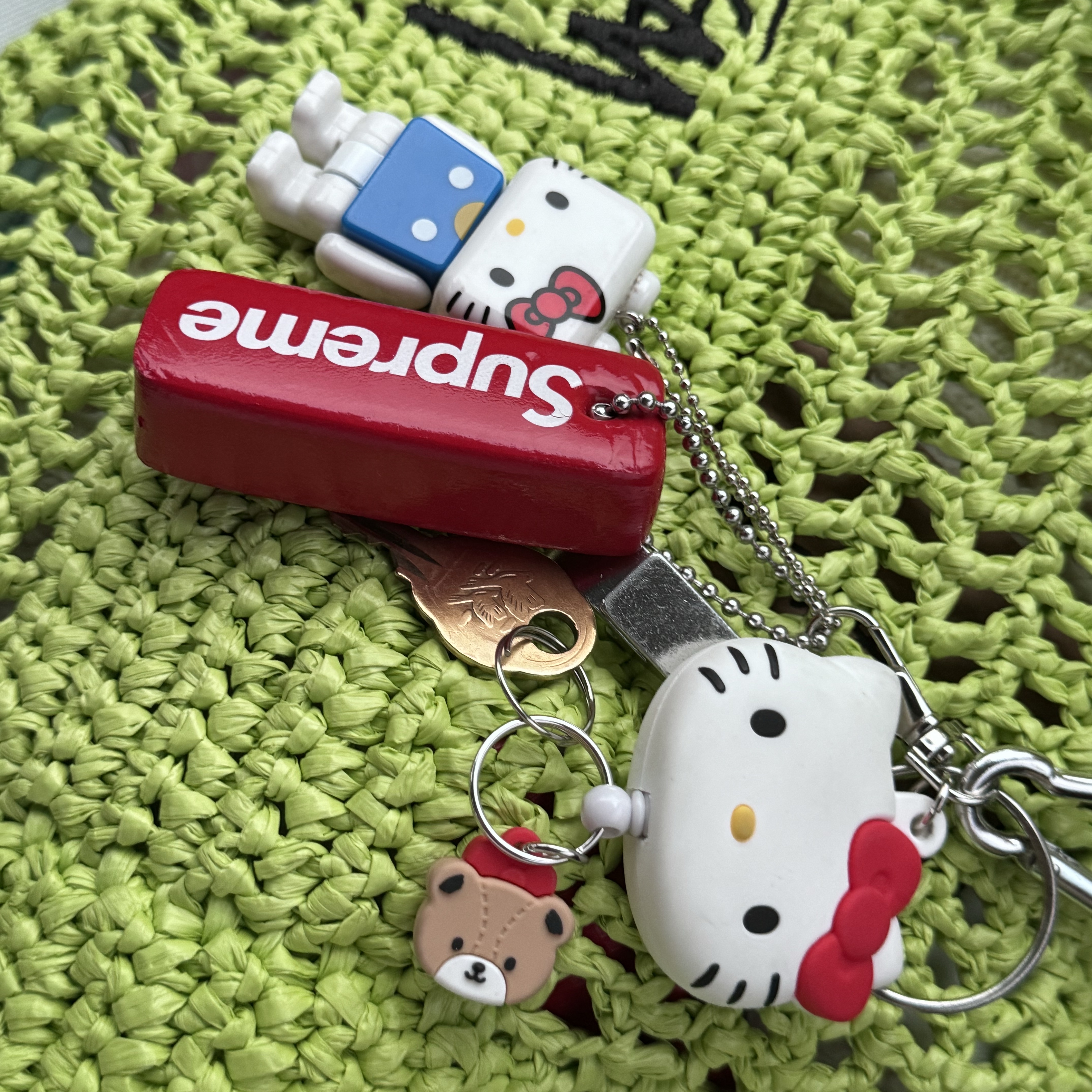 Stussy Raffia Tote Bag Lime, Supreme Floating Keychain Red - 23FW 착용 스타일