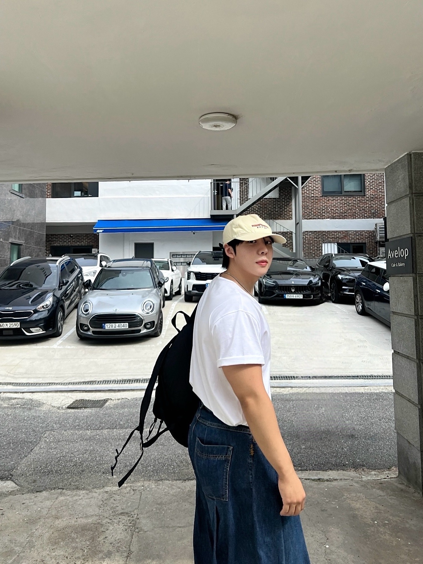 Zara x Ader Error Wide Leg Jeans Blue, Thisisneverthat T-Logo Cap Beige 착용 스타일 - 4