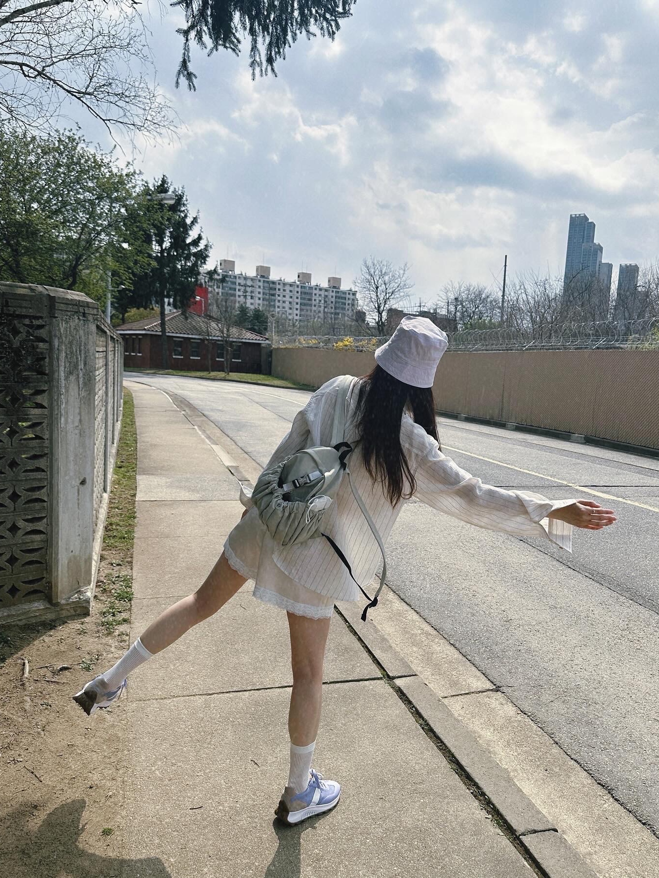 ACOC Gathered Mini Backpack Beige 착용 스타일 - 1
