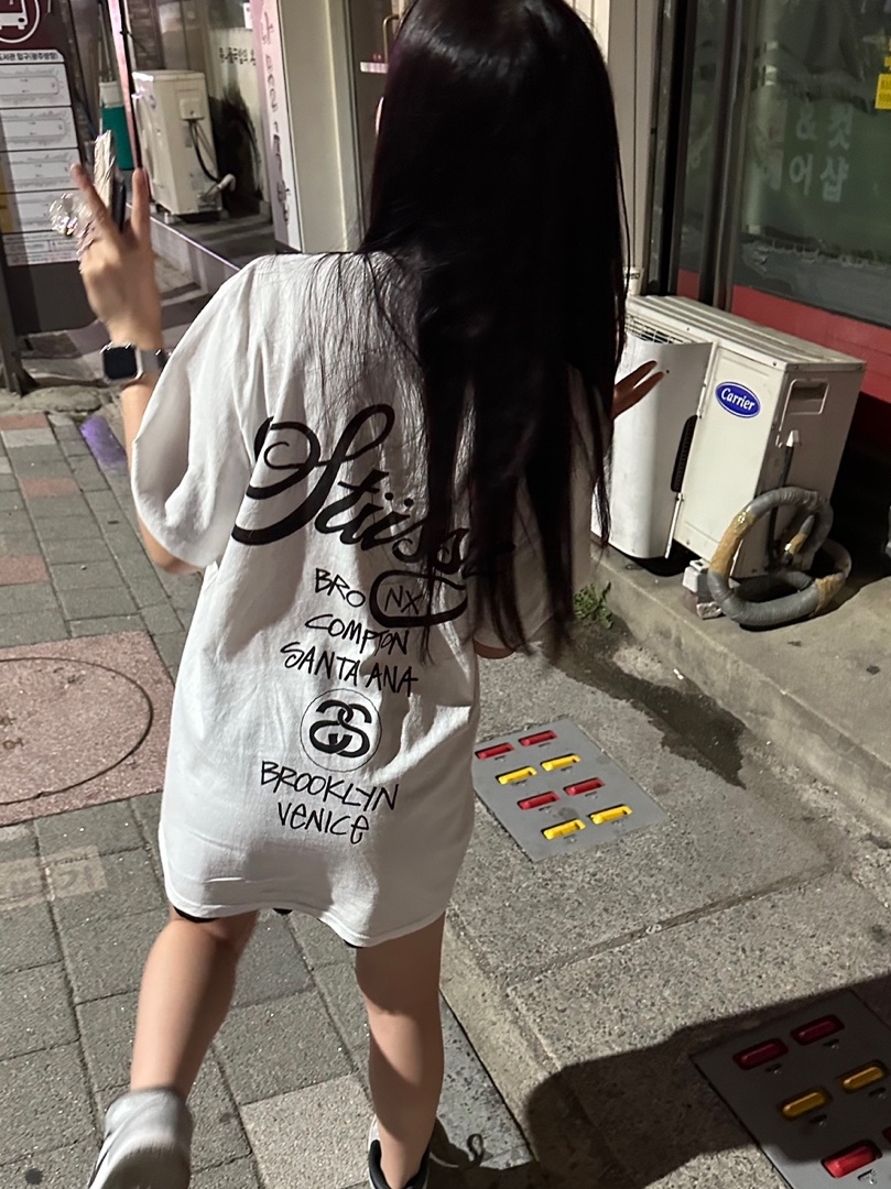 Stussy World Tour T-Shirt White 2023, Jordan 1 Mid Light Smoke Grey Anthracite 착용 스타일 - 1