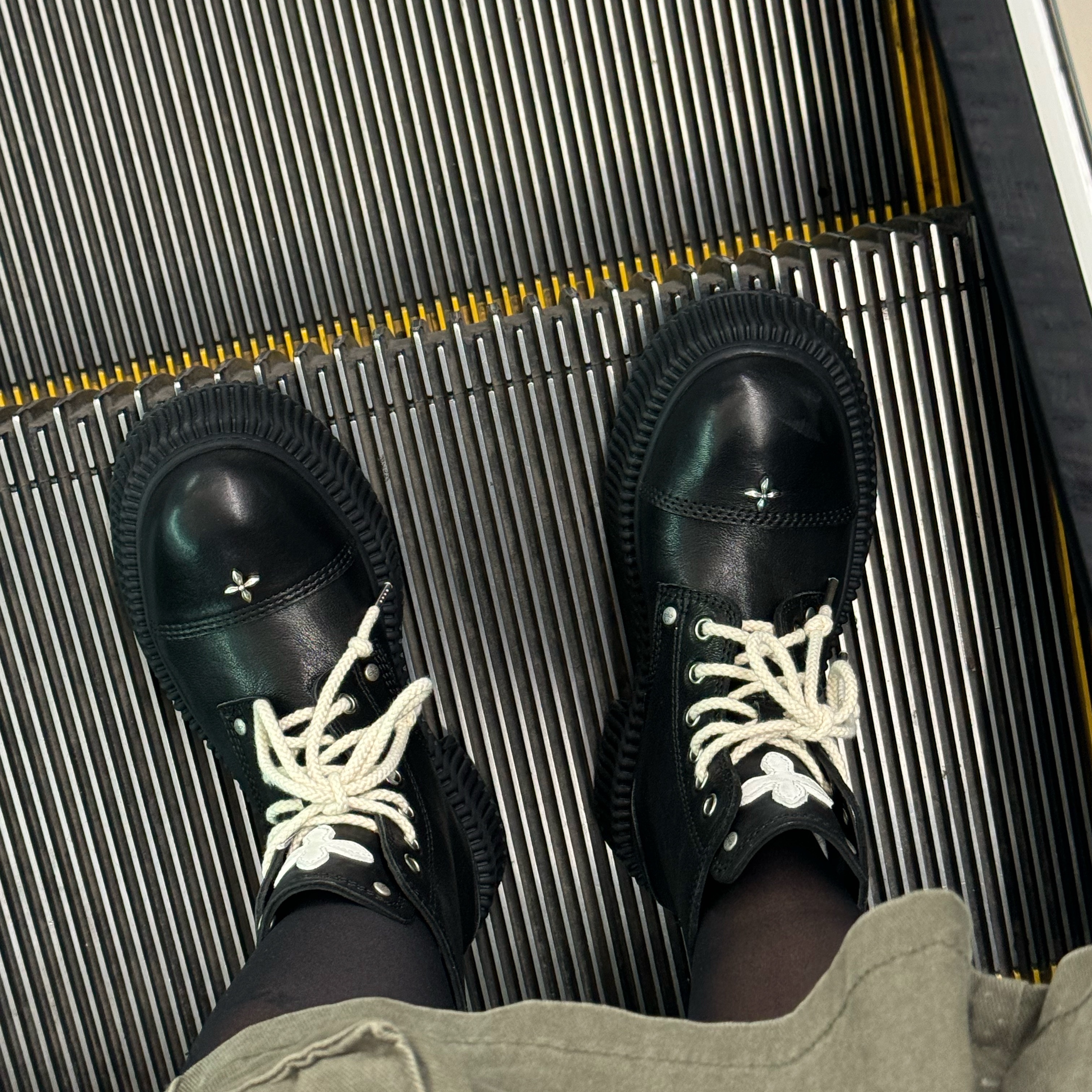 (W) SMFK Compass Classic Desert Boots Black, Balenciaga Le Cagole Small Shoulder Bag Black 착용 스타일 - 3