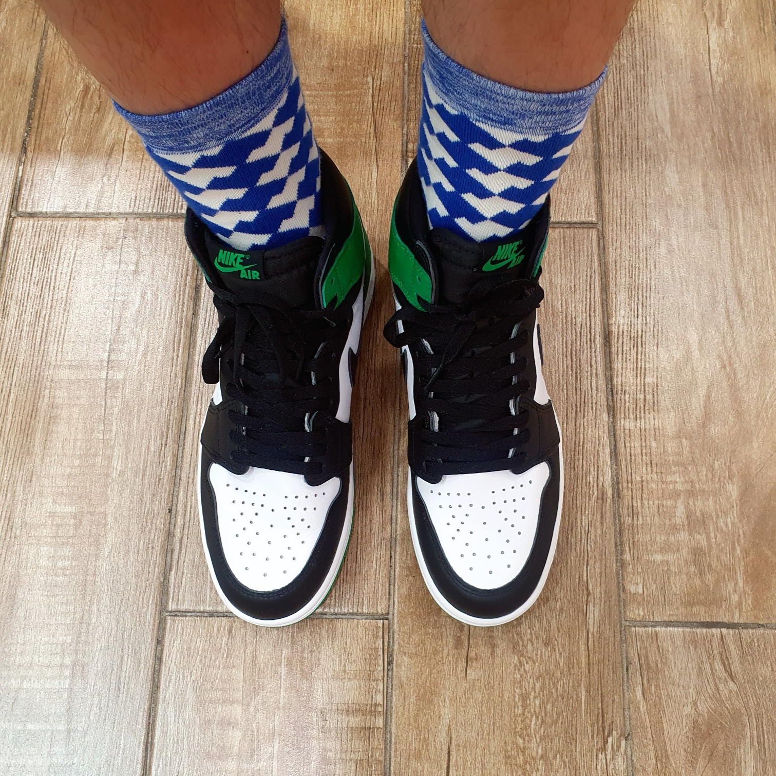 Jordan 1 Retro High OG Black and Lucky Green 착용 스타일 - 3