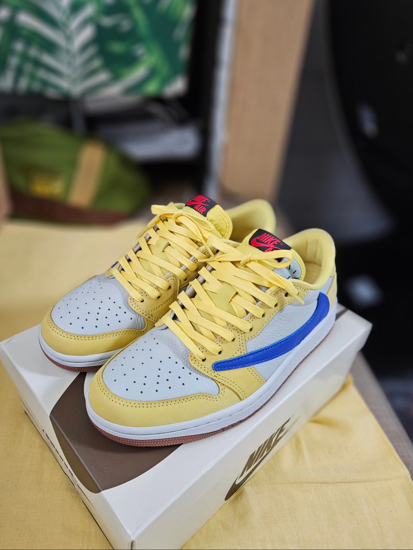 (W) Jordan 1 x Travis Scott Retro Low OG SP Canary 착용 스타일 - 1