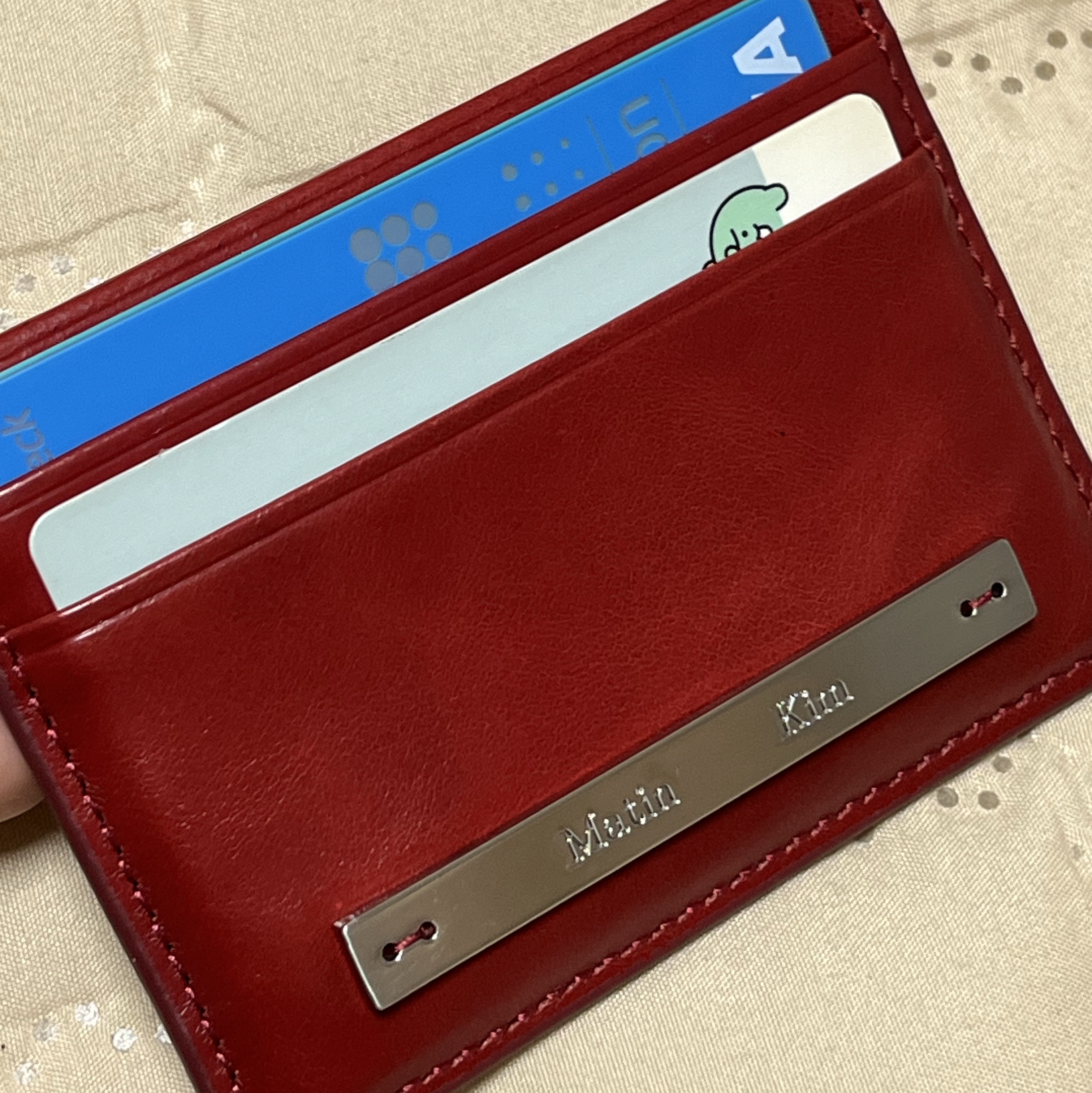Matin Kim Vintage Card Wallet Red 착용 스타일 - 1