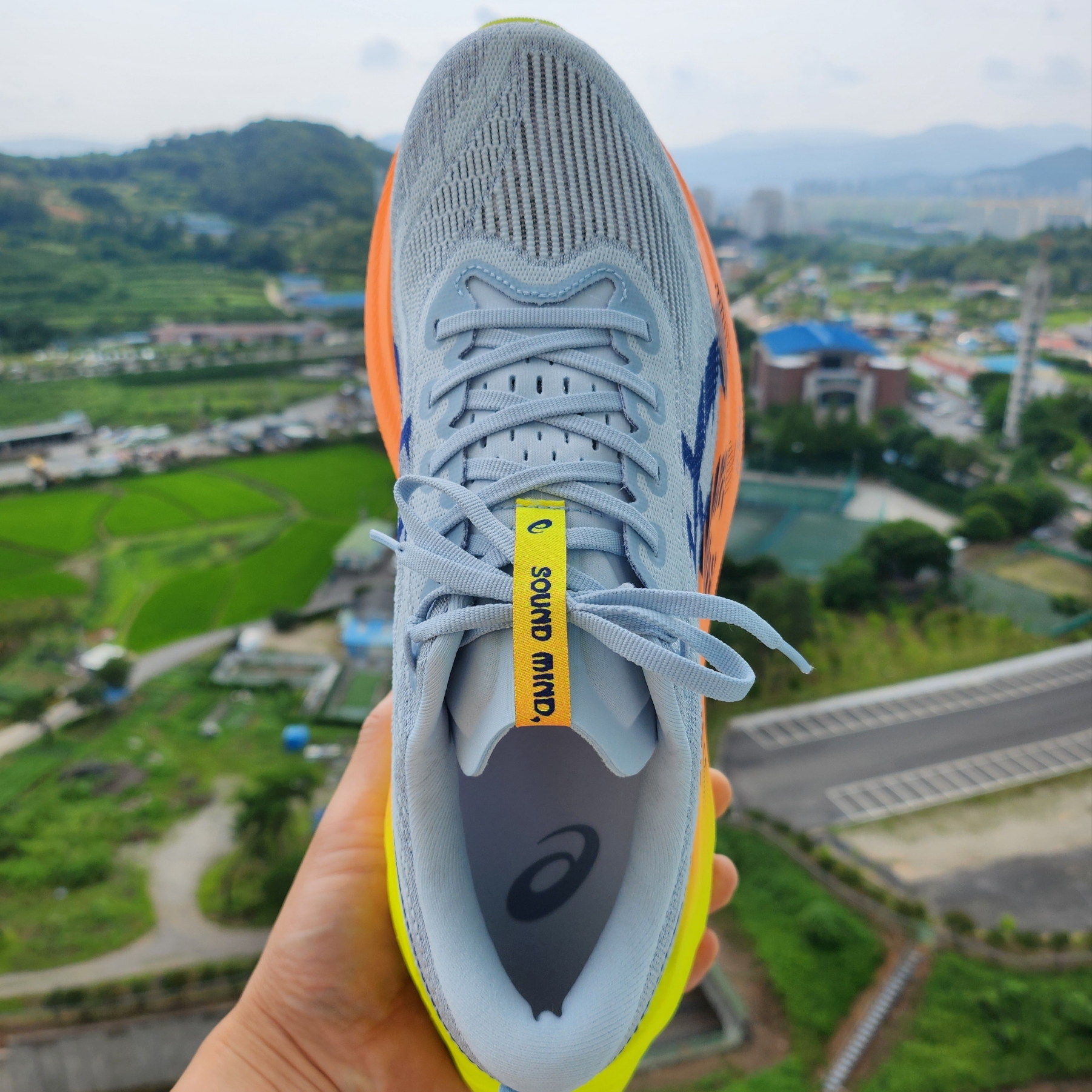 Asics Superblast 2 Paris Cool Grey Safety Yellow 착용 스타일 - 3