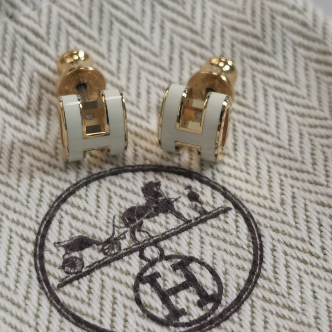 (W) Hermes Mini Pop H Earrings Rose Gold & Blanc 착용 스타일 - 2