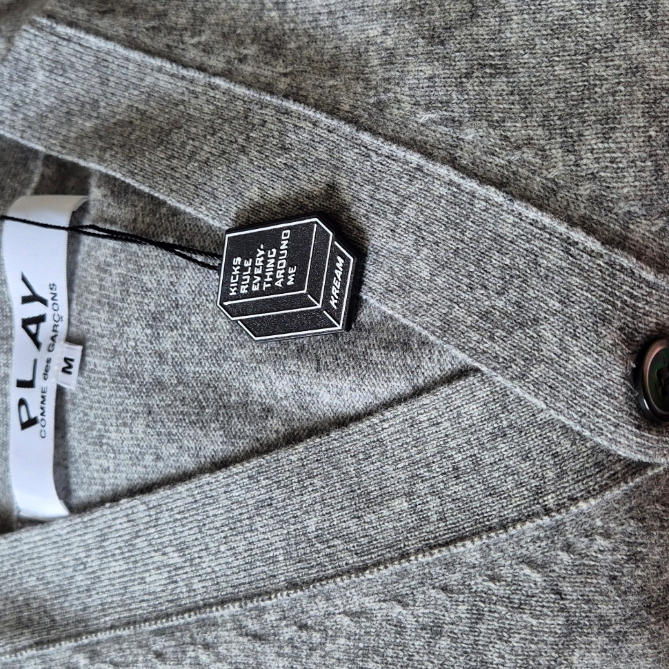 Play Comme des Garcons Black Heart Knit Cardigan Grey 착용 스타일