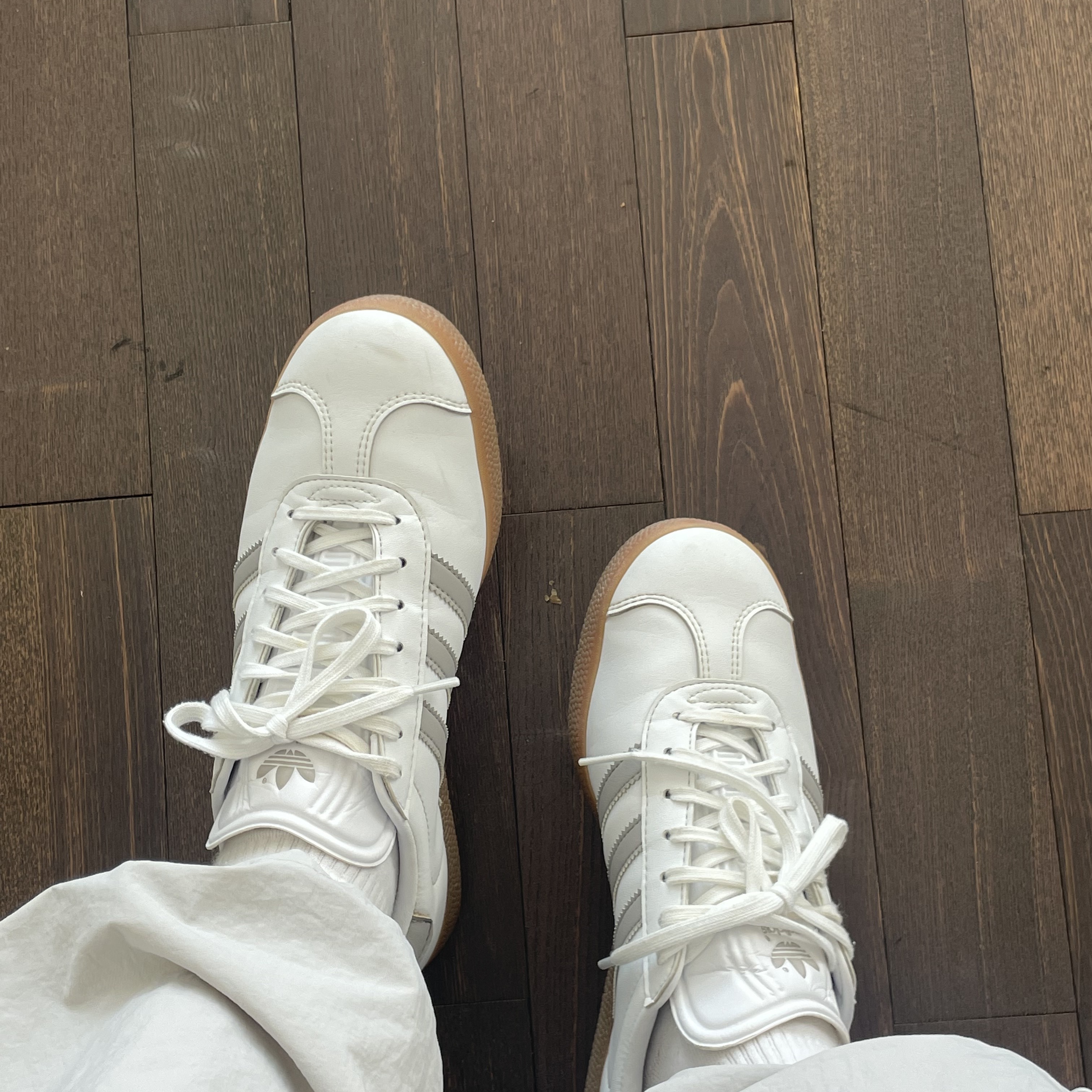 Adidas Gazelle White Grey 착용 스타일
