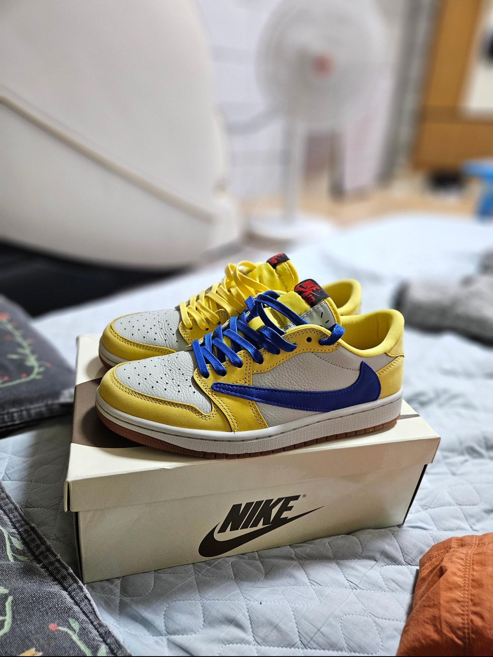 (W) Jordan 1 x Travis Scott Retro Low OG SP Canary 착용 스타일 - 2