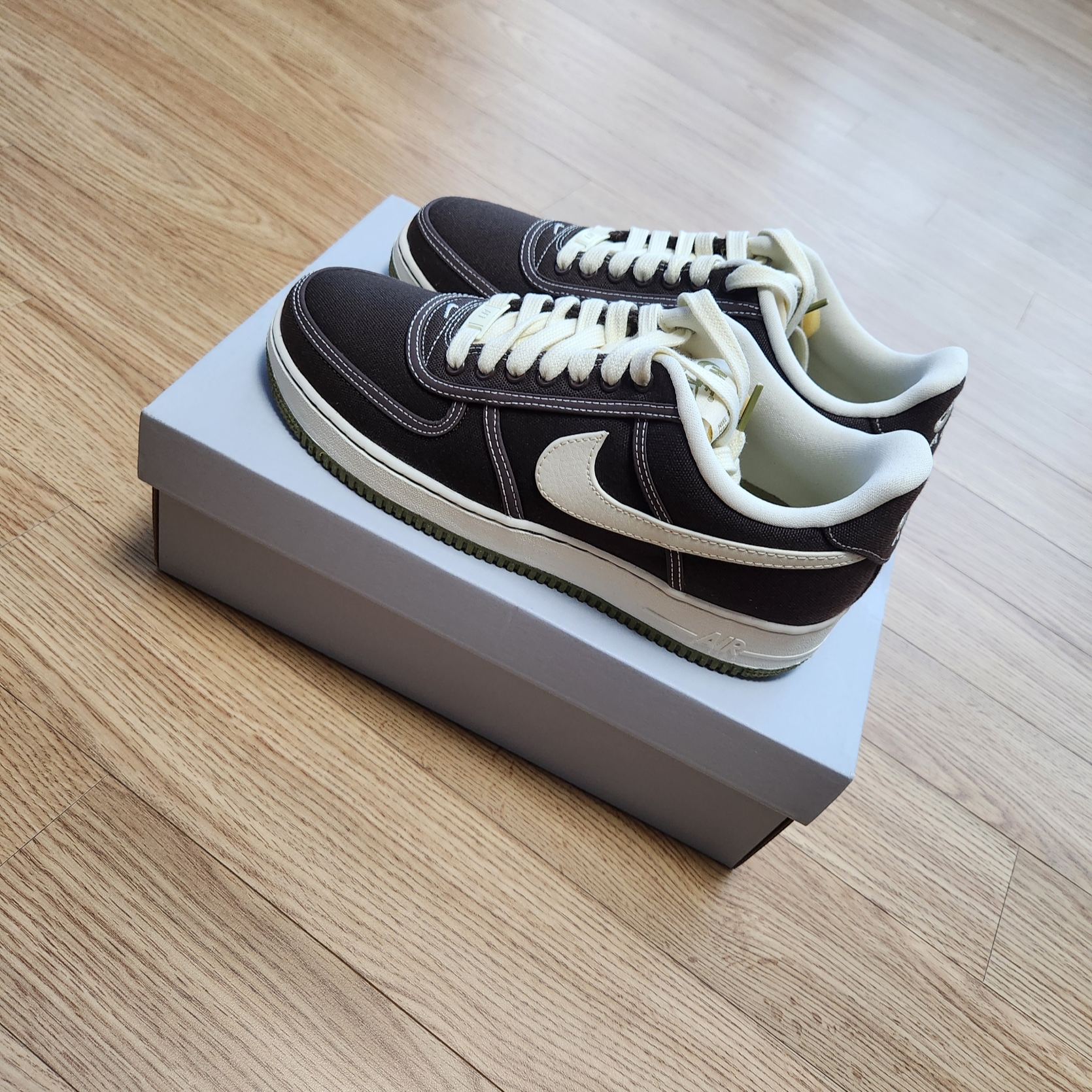 Nike Air Force 1 '07 PRM Baroque Brown Coconut Milk 착용 스타일