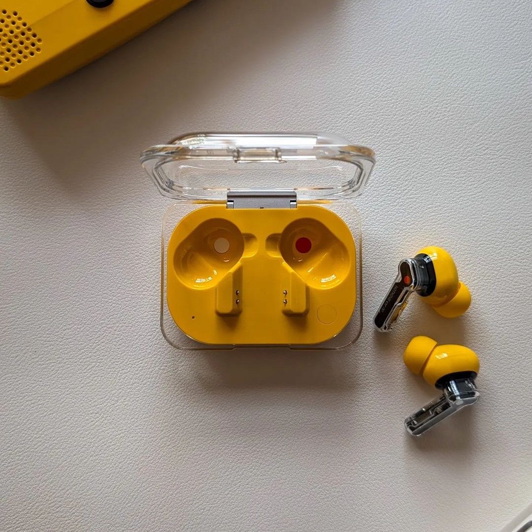 Nothing Ear (a) Yellow, Nothing Ear (a) White 착용 스타일
