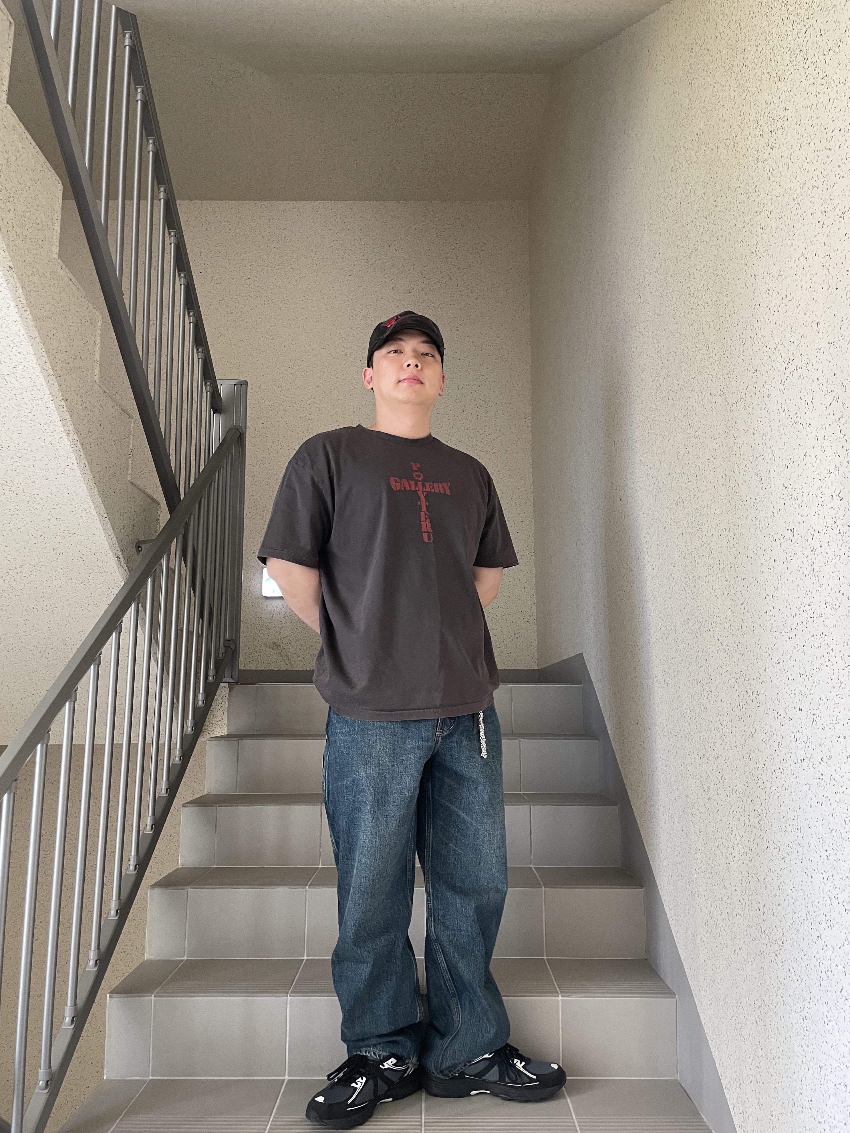 Asics Gel-Venture 6 Carrier Grey, Polyteru 1011 1/2 Graphic T Shirt 'Cross Tee' Washed Charcoal Brown 착용 스타일 - 4