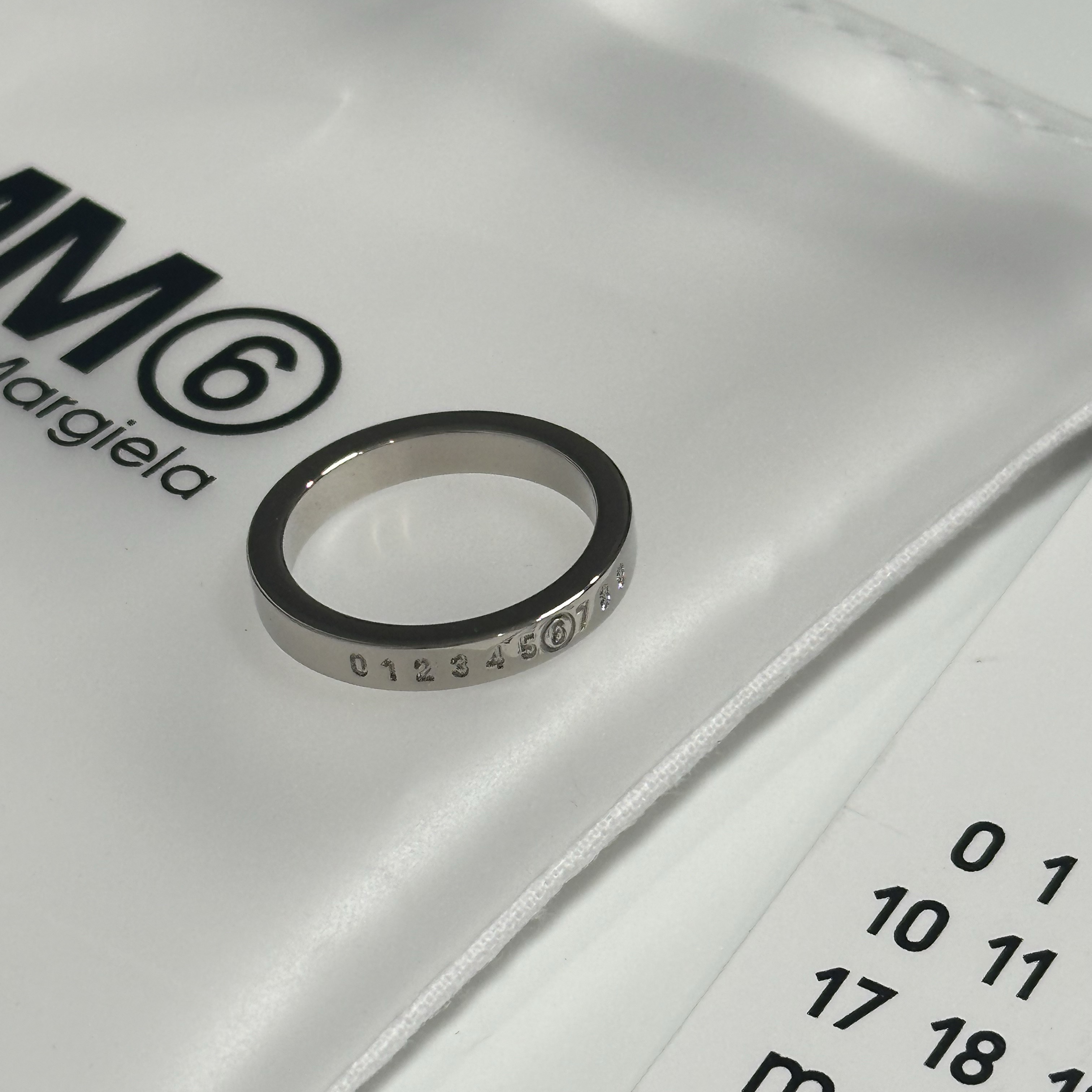 (W) MM6 Maison Margiela Numeric Minimal Signature Ring Silver Palladium 착용 스타일 - 1