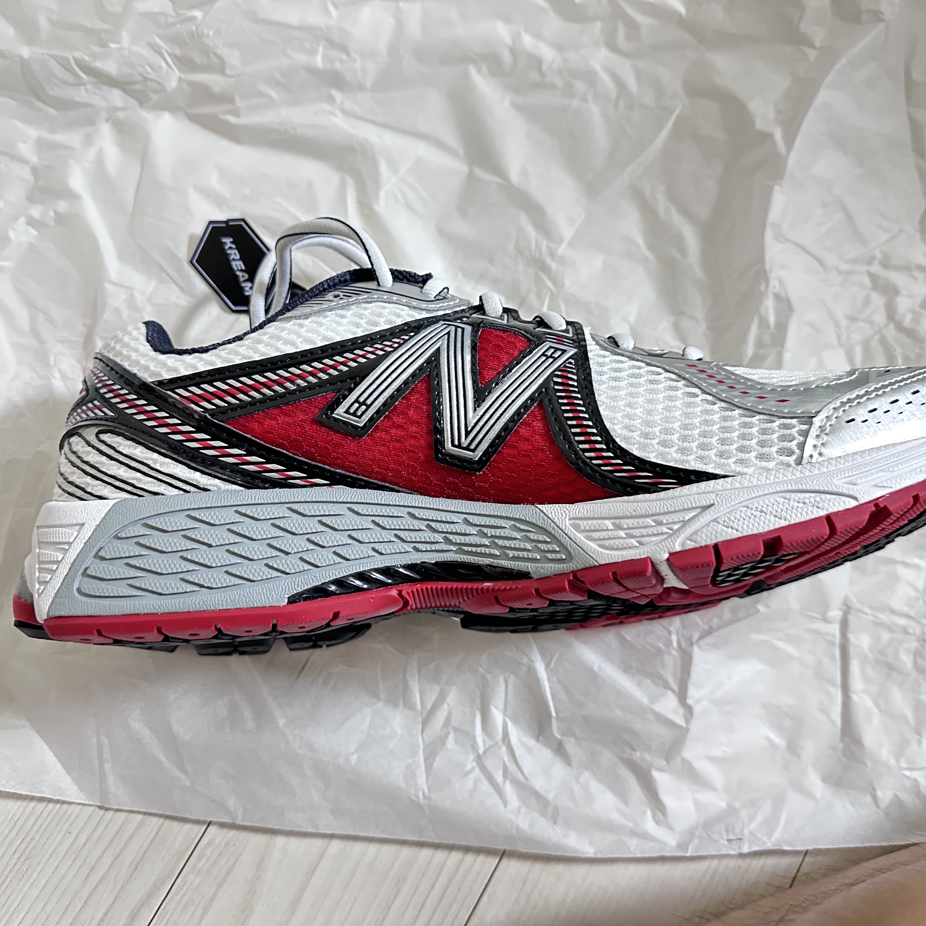 New Balance 860v2 White Red 착용 스타일 - 4