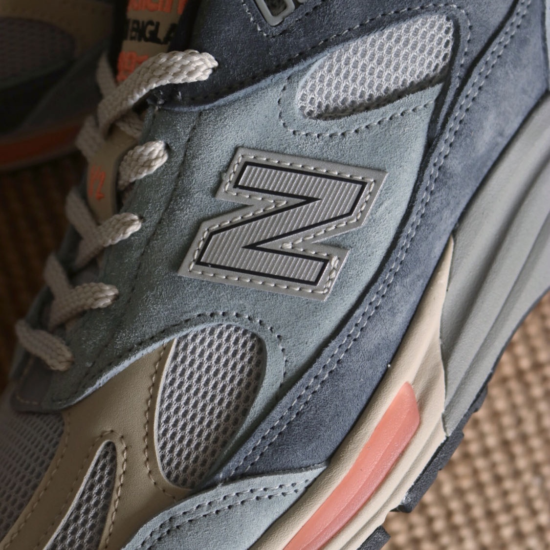 New Balance 991v2 Made in UK Blue Silver 착용 스타일 - 3