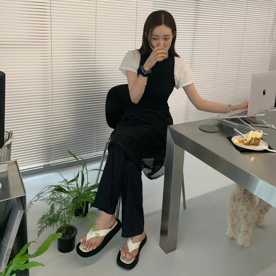 (W) The Row Ginza Sandal in Suede Natural Black 착용 스타일 - 2